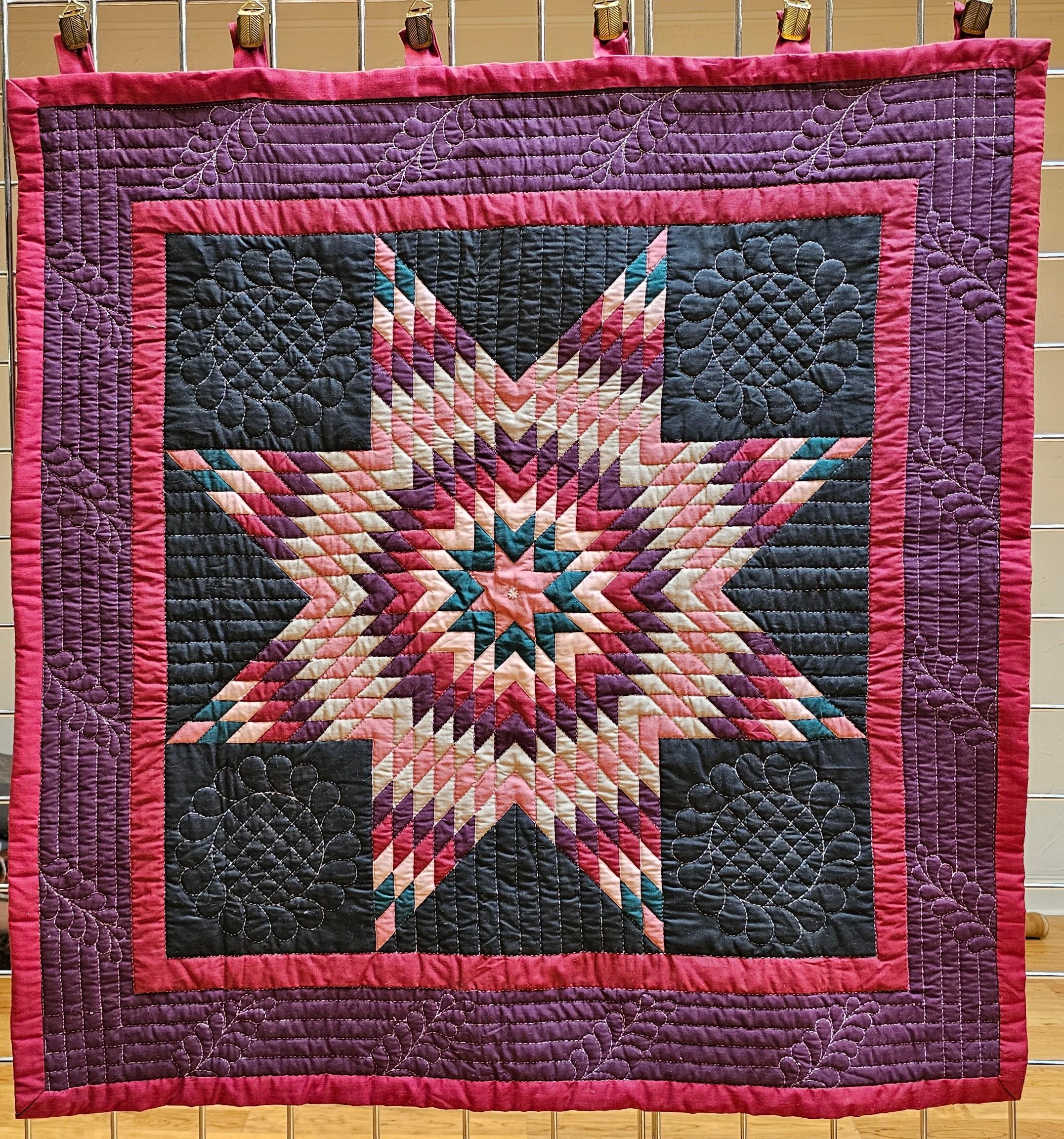 Una encantadora colcha de cuna americana de mediados del siglo XX con el intemporal motivo Lone Star, cosida y acolchada totalmente a mano con meticuloso cuidado. Esta pieza compacta muestra vibrantes tonos de morado, verde, azul, rojo, rosa y