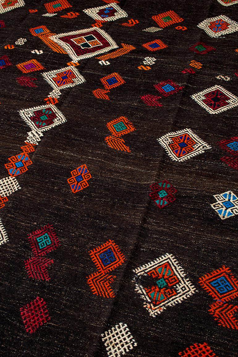 Vintage Hand-Embroidered Turkish Kilim Rug 'Flat-Weave' In Good Condition For Sale In Naples, FL