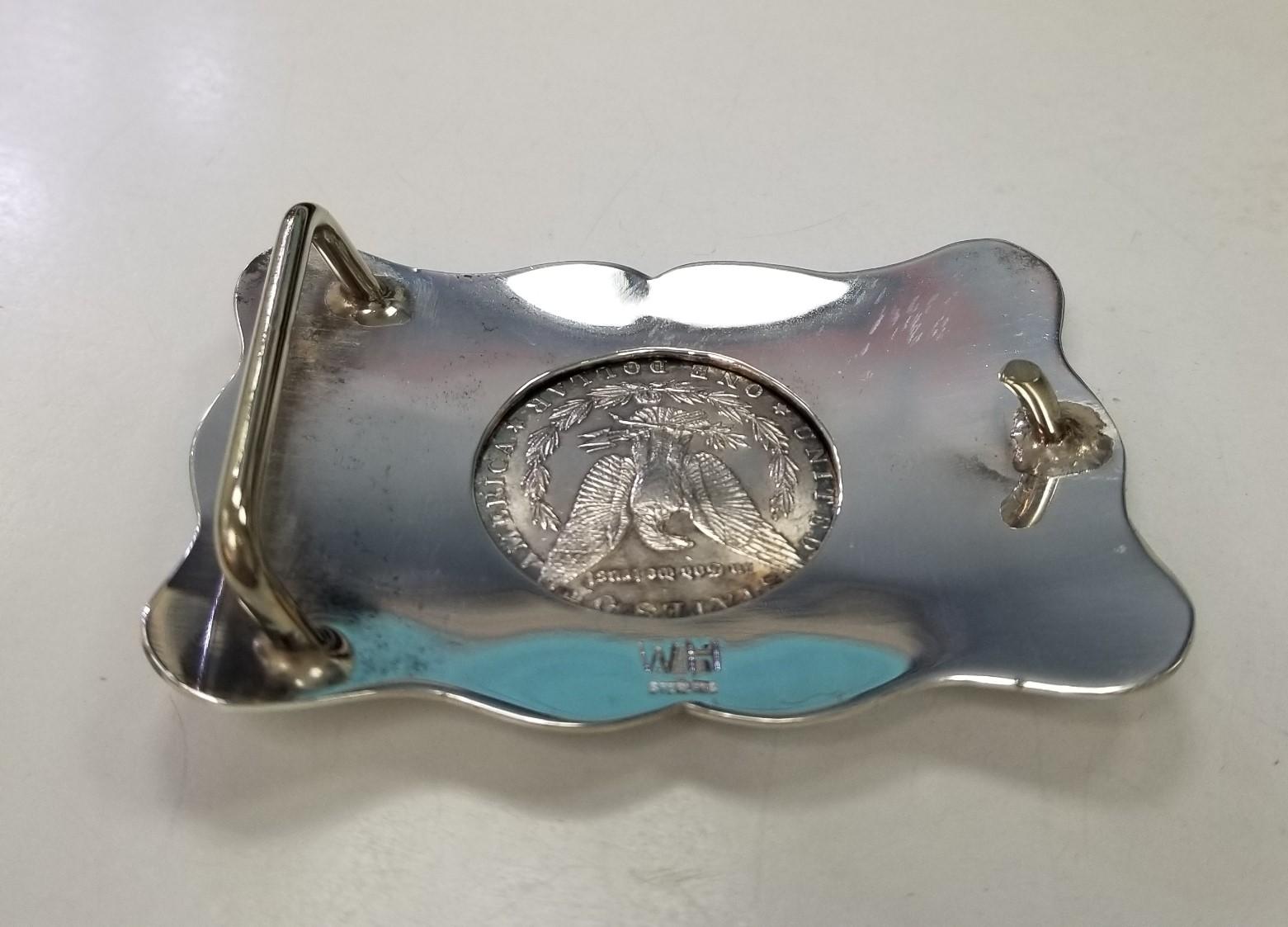 Handgravierte Vintage-Gürtelschnalle aus Sterlingsilber mit „1896“ 1 Dollarmünze von WH im Zustand „Hervorragend“ in Los Angeles, CA