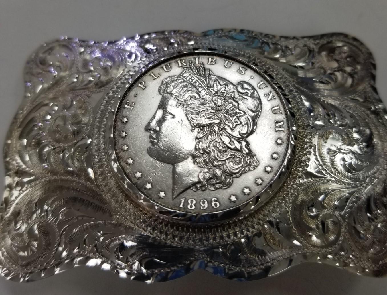 Handgravierte Vintage-Gürtelschnalle aus Sterlingsilber mit „1896“ 1 Dollarmünze von WH 1