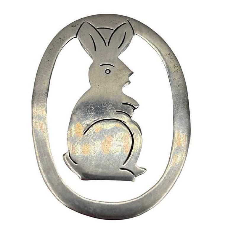 Mid-century era hand-etched sterling silver bunny rabbit bookmark featuring a bunny standing upright surrounded by a circle. Compact and sturdy, it securely holds your bills or book pages.

Stamped: Taxco 925 Sterling Silver

Measurements: 2.3
