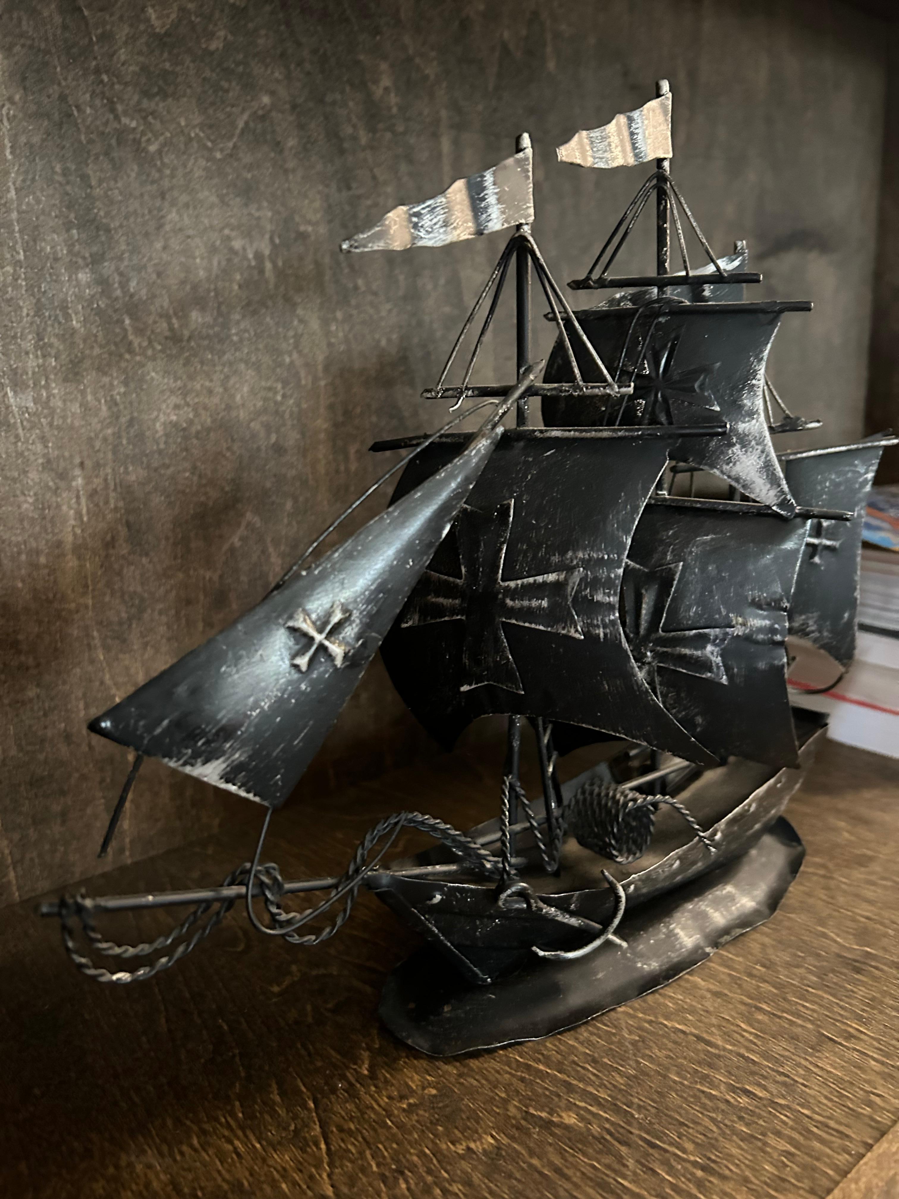 Petit bateau pirate vintage en métal noir forgé à la main par Enesco. Les détails métalliques de cette sculpture sont étonnants, quel que soit l'angle du navire. Il y a des imperfections mineures dues à l'âge mais dans l'ensemble il n'y a pas de