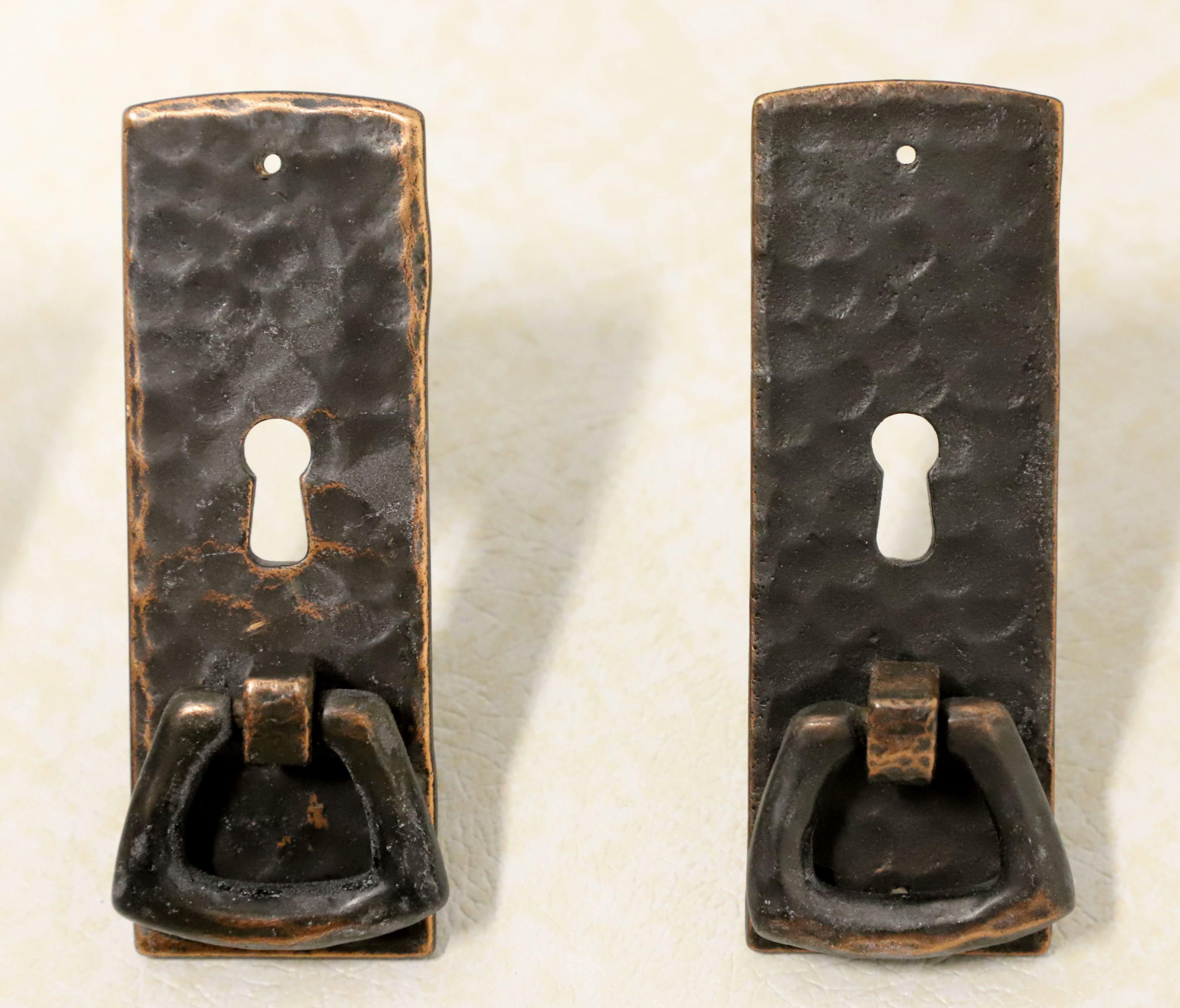Vintage Hand geschmiedet Oil-Rubbed Solid gehämmert Messing Schlüsselloch zieht - Lot von 7 (Arts and Crafts) im Angebot