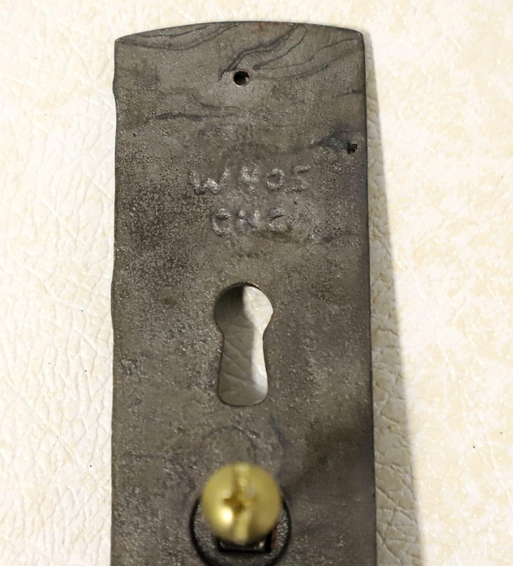 Vintage Hand geschmiedet Oil-Rubbed Solid gehämmert Messing Schlüsselloch zieht - Lot von 7 (20. Jahrhundert) im Angebot