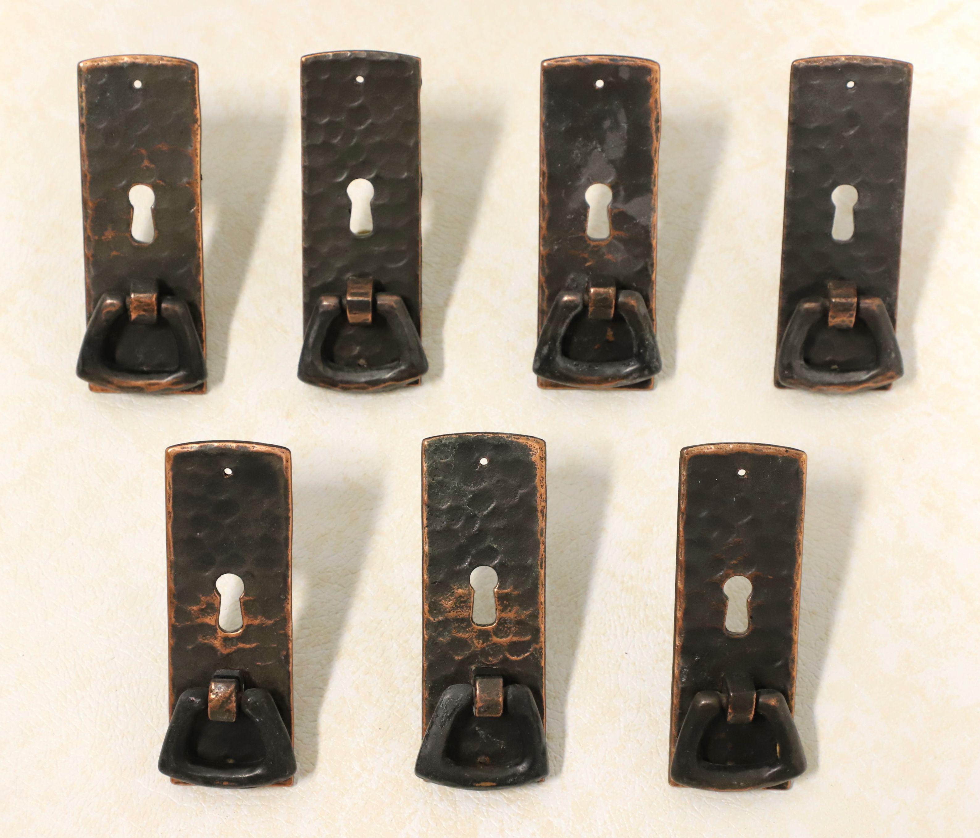 Vintage Hand geschmiedet Oil-Rubbed Solid gehämmert Messing Schlüsselloch zieht - Lot von 7 im Angebot 1