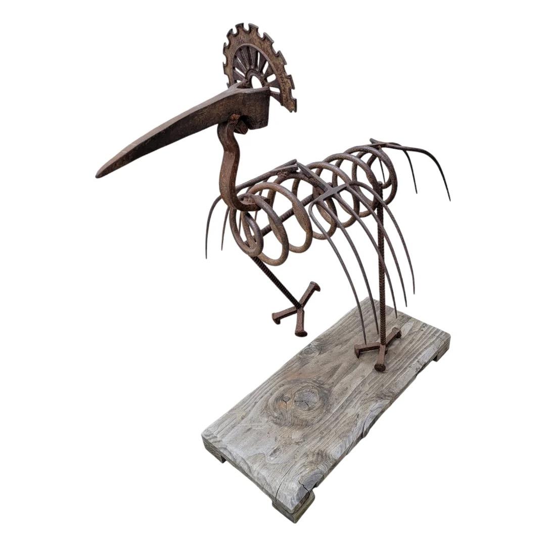 Vintage Peacock Hand Forged Garden Folk Art Statue on Wood Base

Ce paon vintage forgé à la main, statue d'art folklorique de jardin, est un ajout stupéfiant à tout espace extérieur. La statue présente la beauté complexe d'un paon, symbolisant la