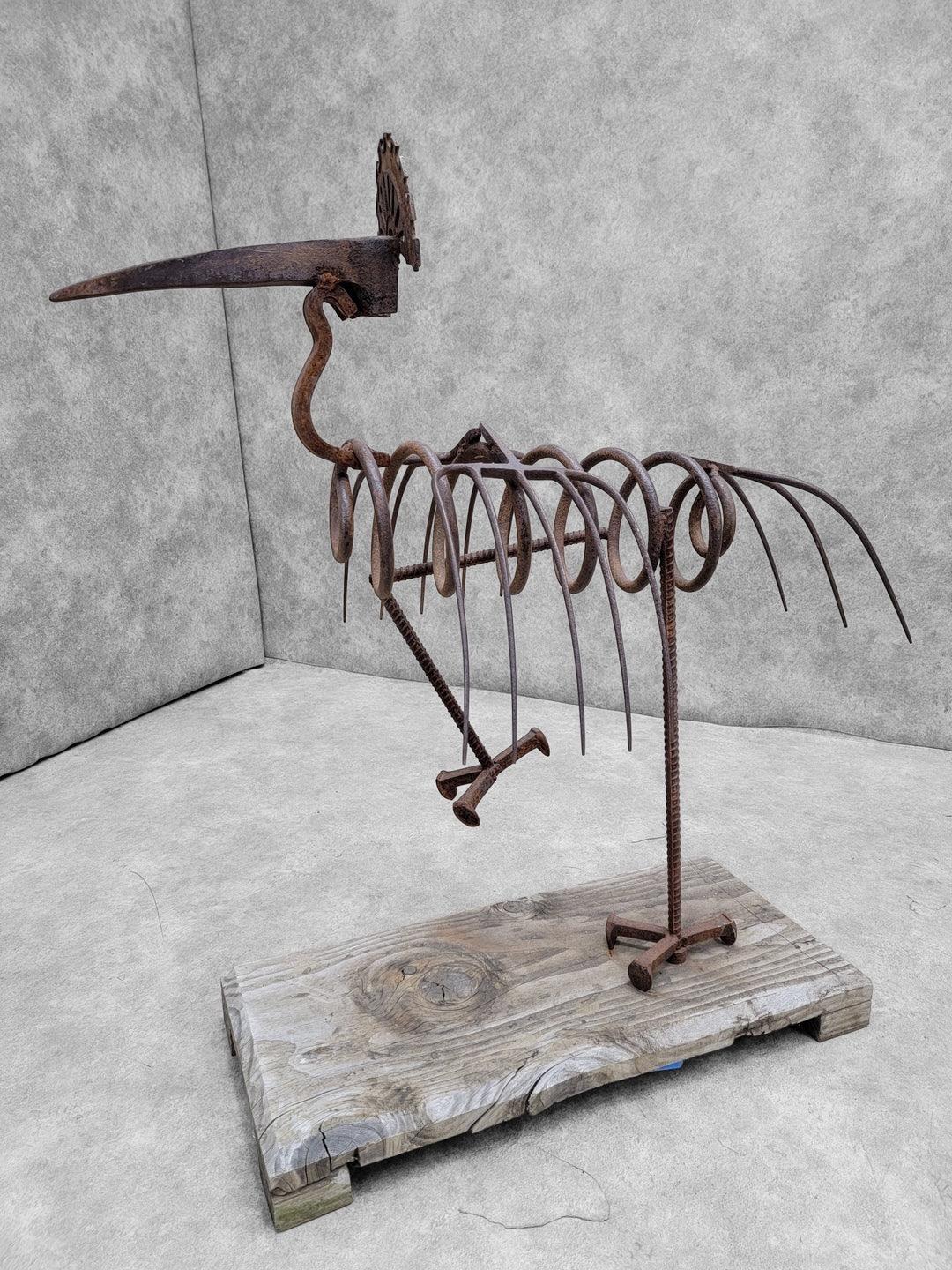 Artisanat Statue d'art populaire de jardin de paon forgée à la main sur socle en bois en vente