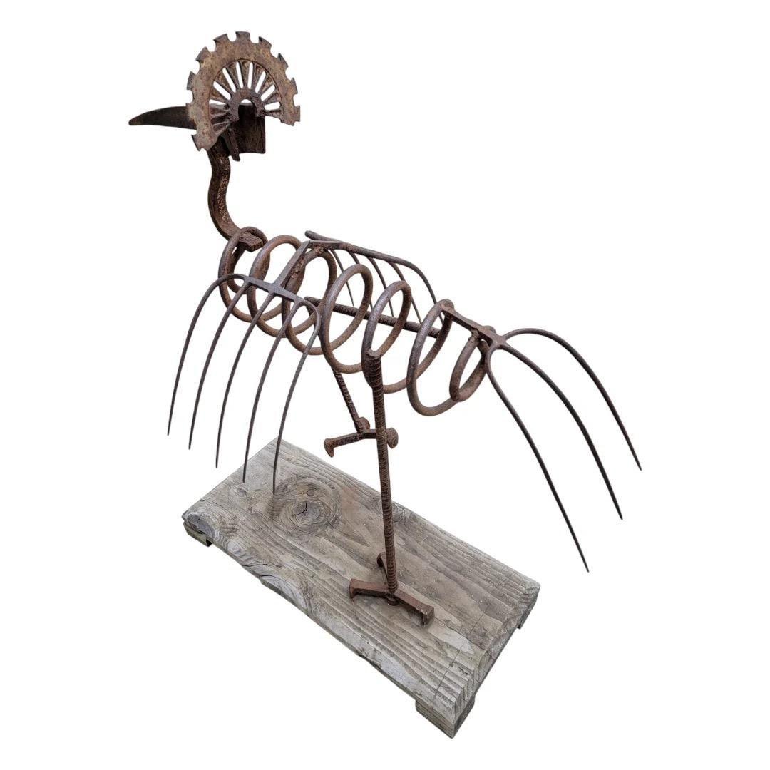Inconnu Statue d'art populaire de jardin de paon forgée à la main sur socle en bois en vente