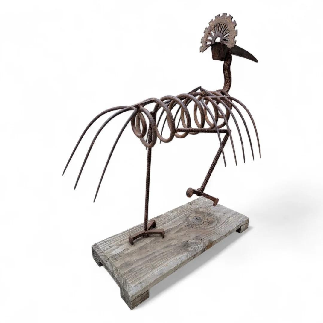 Statue d'art populaire de jardin de paon forgée à la main sur socle en bois Bon état - En vente à Chicago, IL