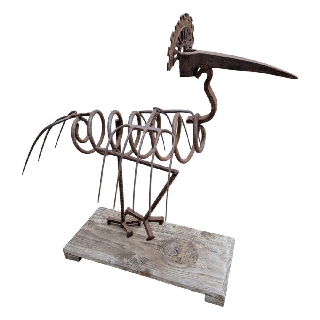 20ième siècle Statue d'art populaire de jardin de paon forgée à la main sur socle en bois en vente