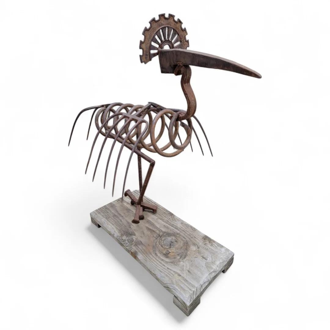Fer Statue d'art populaire de jardin de paon forgée à la main sur socle en bois en vente