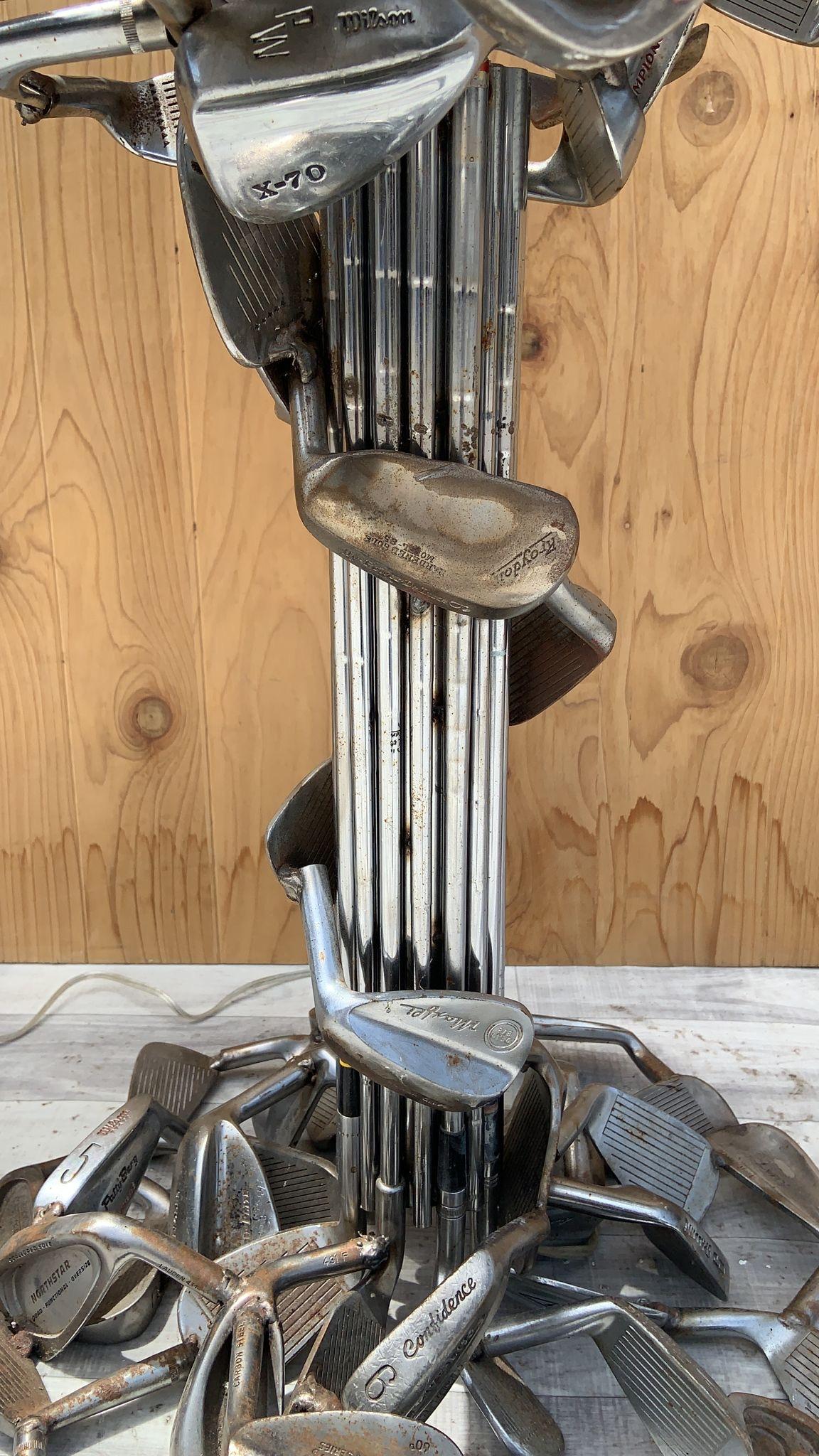 Lámpara de mesa vintage forjada a mano de palo de golf alto con pantalla de silueta de palo de golf en venta 7
