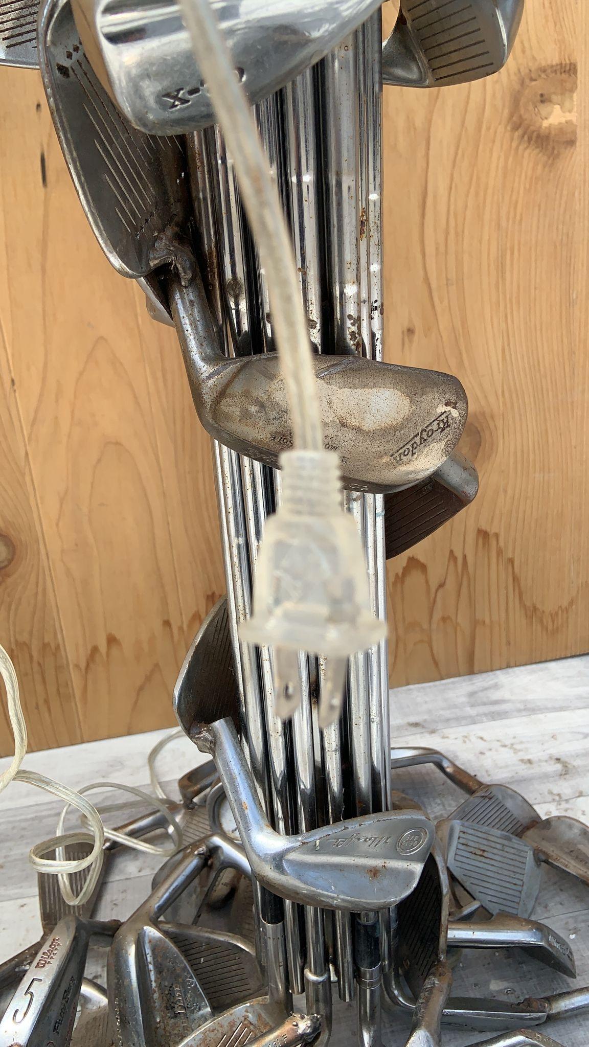 Lampe de table vintage forgée à la main avec abat-jour en forme de club de golf Silhouette

Cette lampe a été entièrement forgée en acier inoxydable vintage gulf clubs de sa base à son abat-jour. Il s'agit d'une pièce incroyablement robuste. Cette