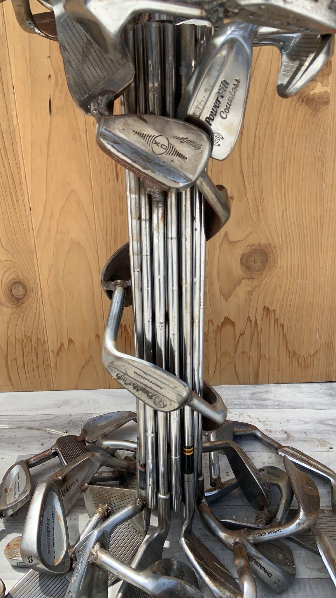Lámpara de mesa vintage forjada a mano de palo de golf alto con pantalla de silueta de palo de golf Moderno de mediados de siglo en venta