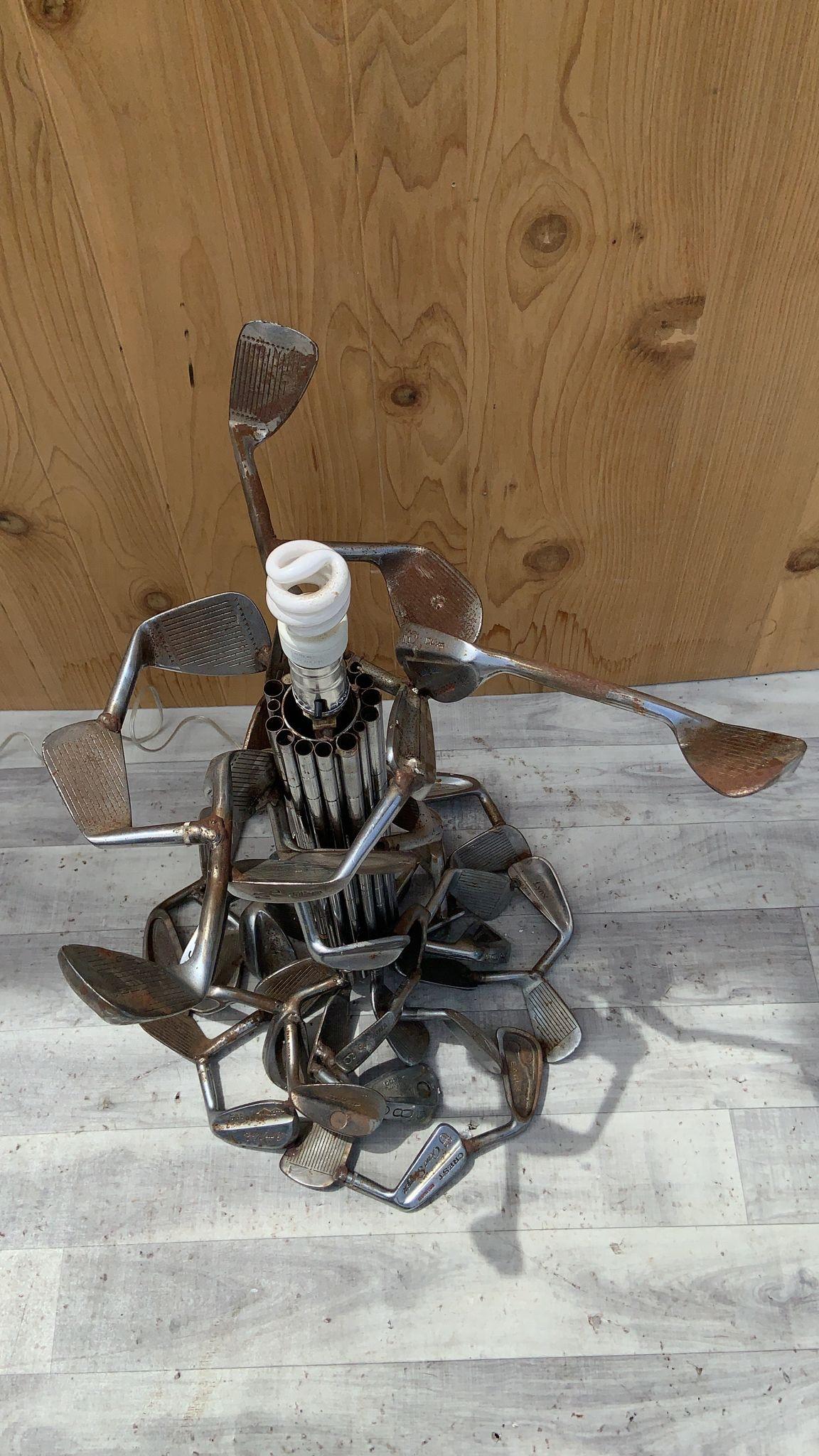 Lampe de table vintage forgée à la main avec abat-jour en forme de club de golf Silhouette Bon état - En vente à Chicago, IL