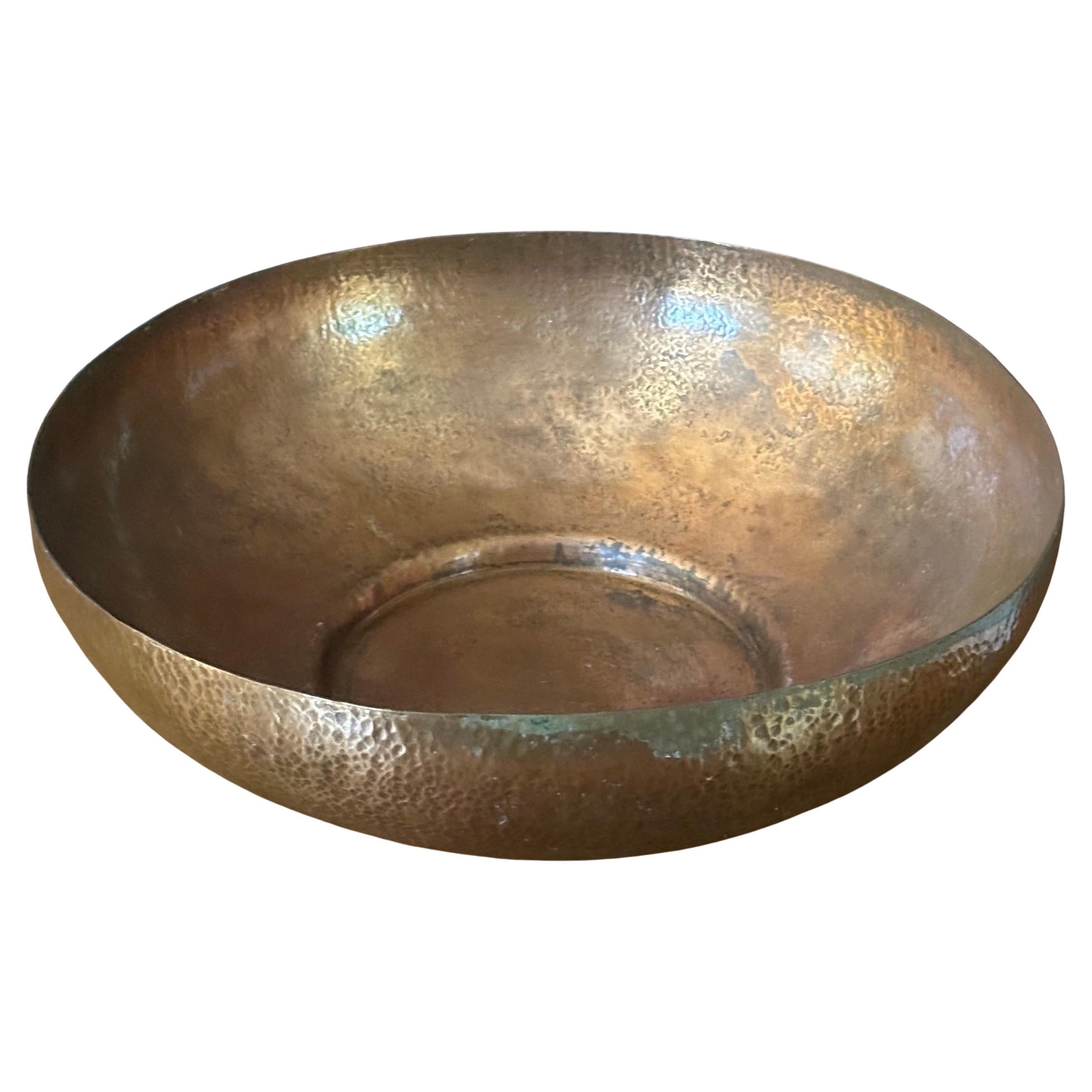 Centro de mesa o frutero vintage de cobre martillado a mano, hacia la década de 1970.  El cuenco está en muy buen estado vintage, con una bonita pátina, y mide 10