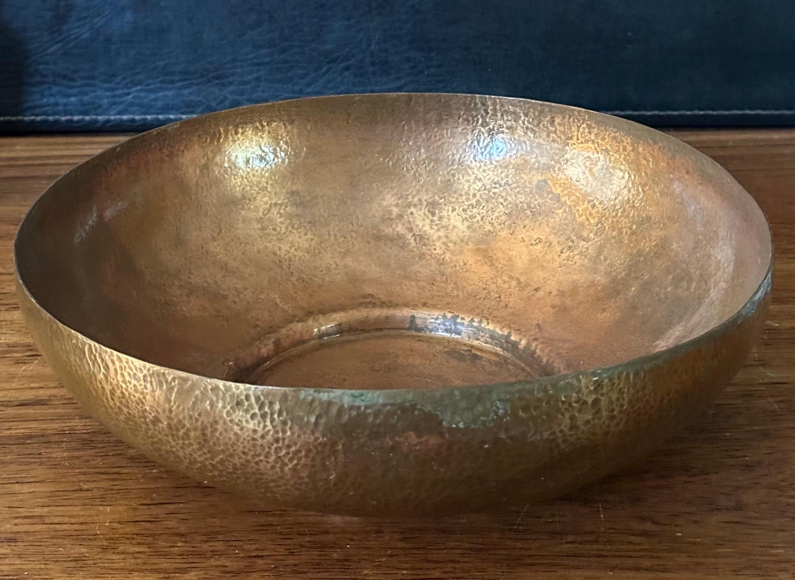 Centro de mesa o frutero artesanal vintage martillado a mano en cobre siglo XX
