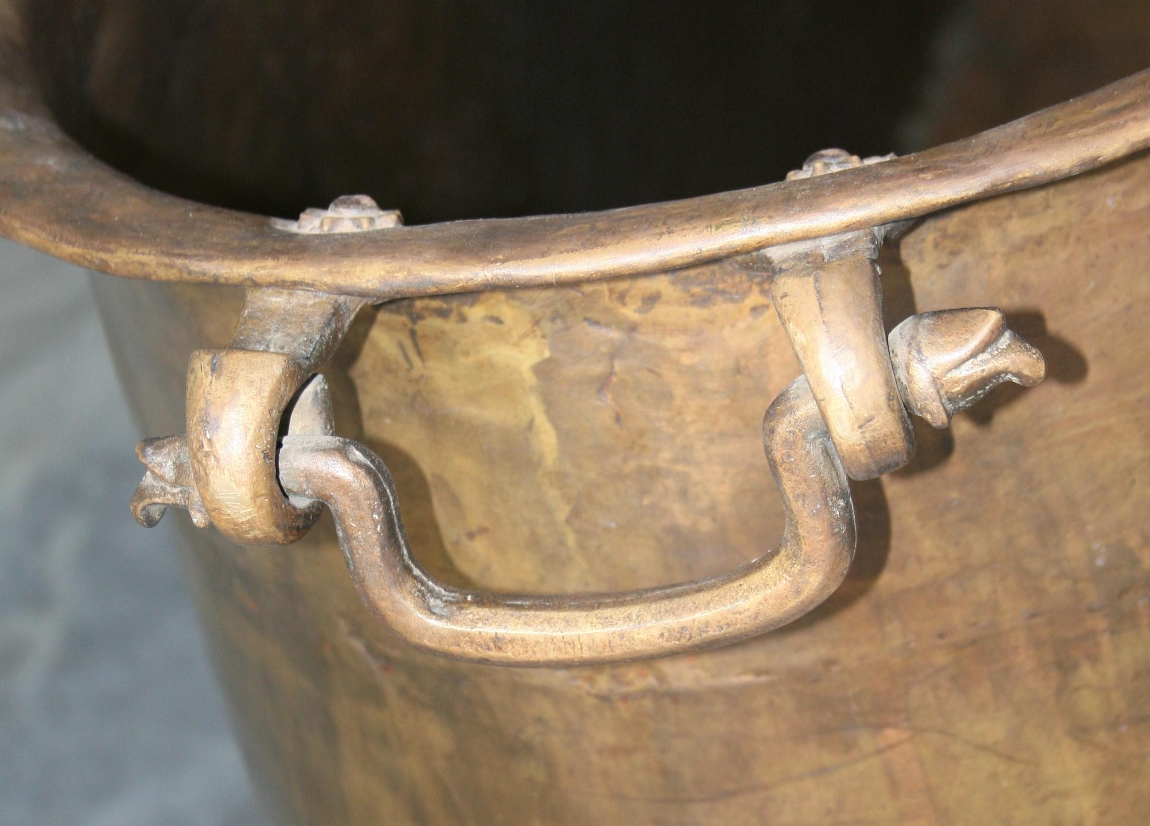 Vintage Hand Hammered Copper Alloy Freestanding Bath Tub Featuring Claw Feet     In Good Condition In Houston, TX