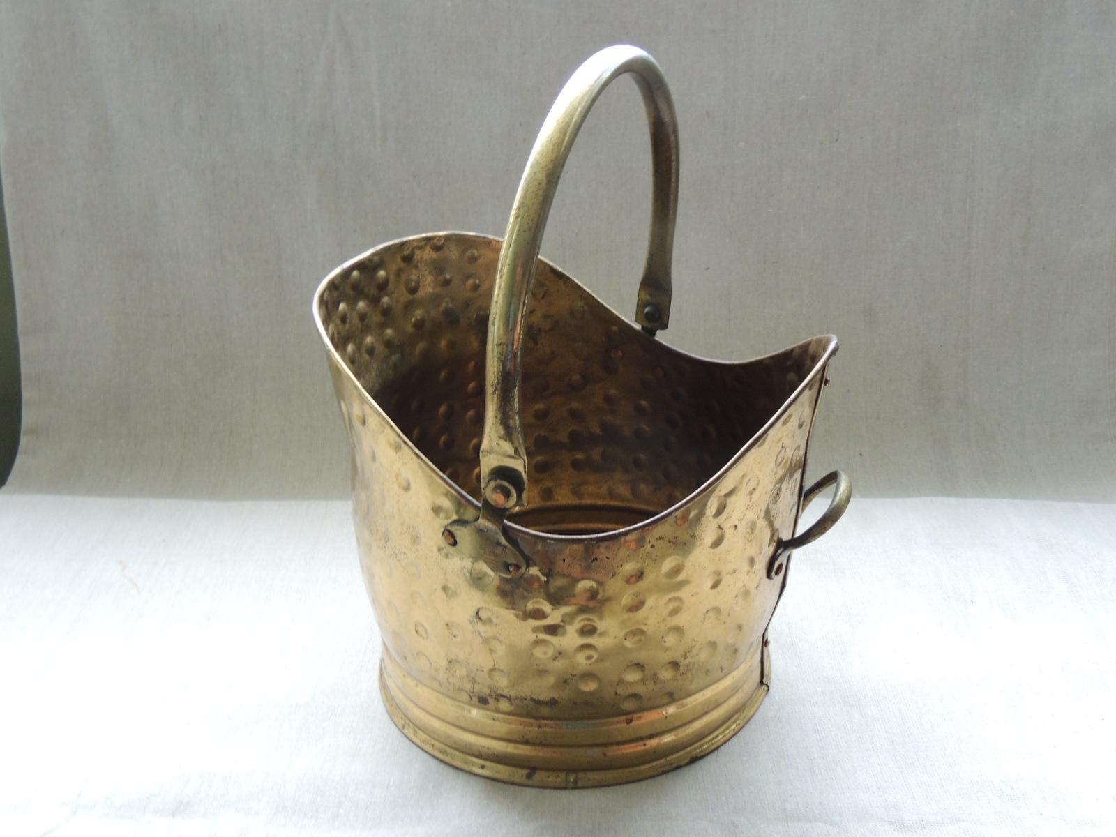 Vintage hand-hammered polish brass cauldron with handle
Round wood or log holder.
Can also be use as a wastebasket or planter.
Size: 11