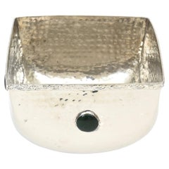 Grand bol vintage martelé à la main avec quatre pierres de verre