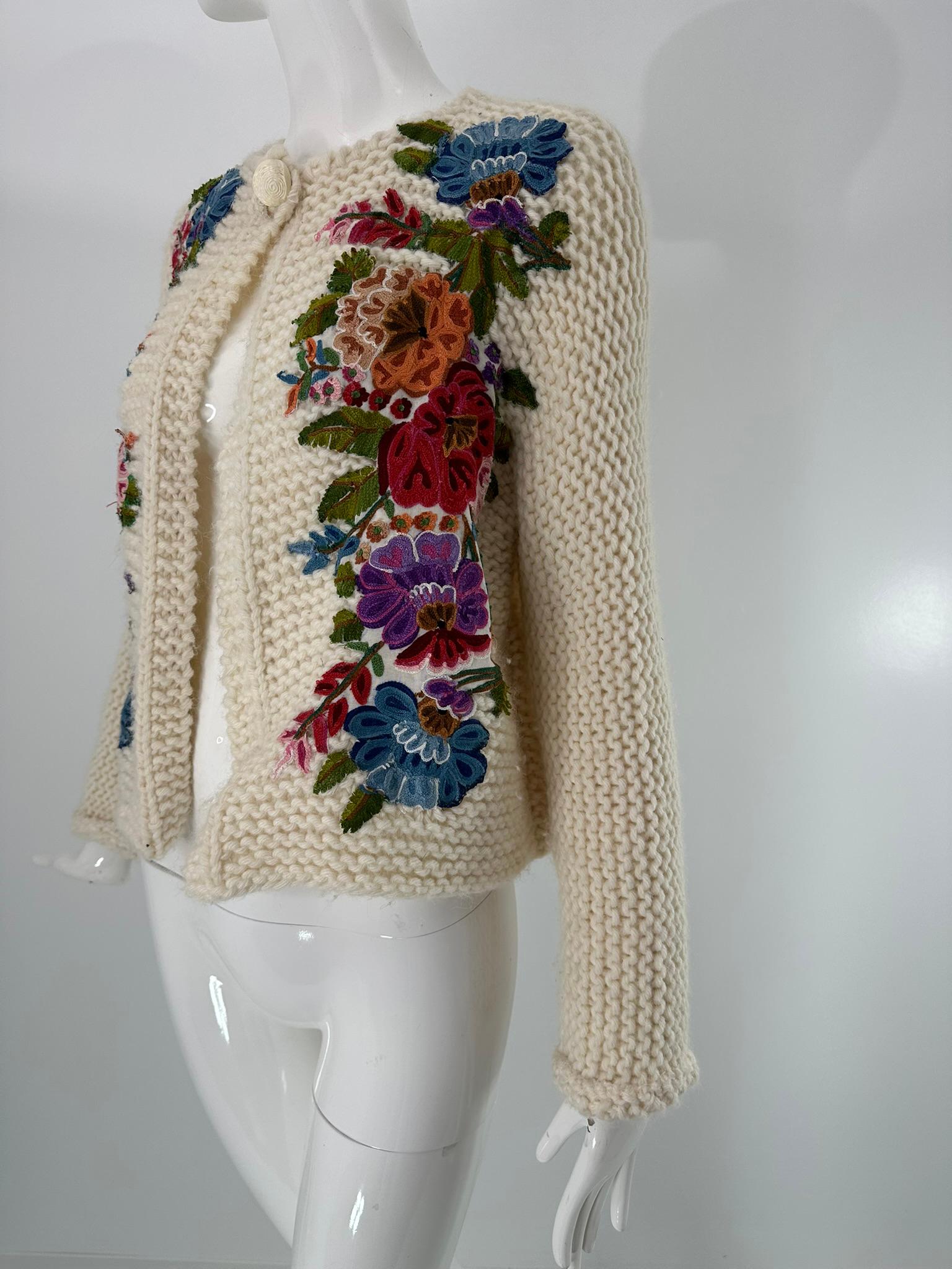 Maglione d'epoca lavorato a mano a maglia con applique floreali a un bottone 1960 S.I.M. in vendita 5