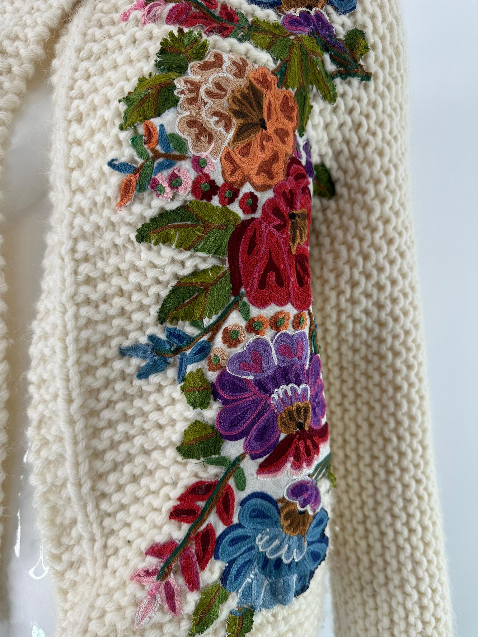 Maglione d'epoca lavorato a mano a maglia con applique floreali a un bottone 1960 S.I.M. in vendita 6