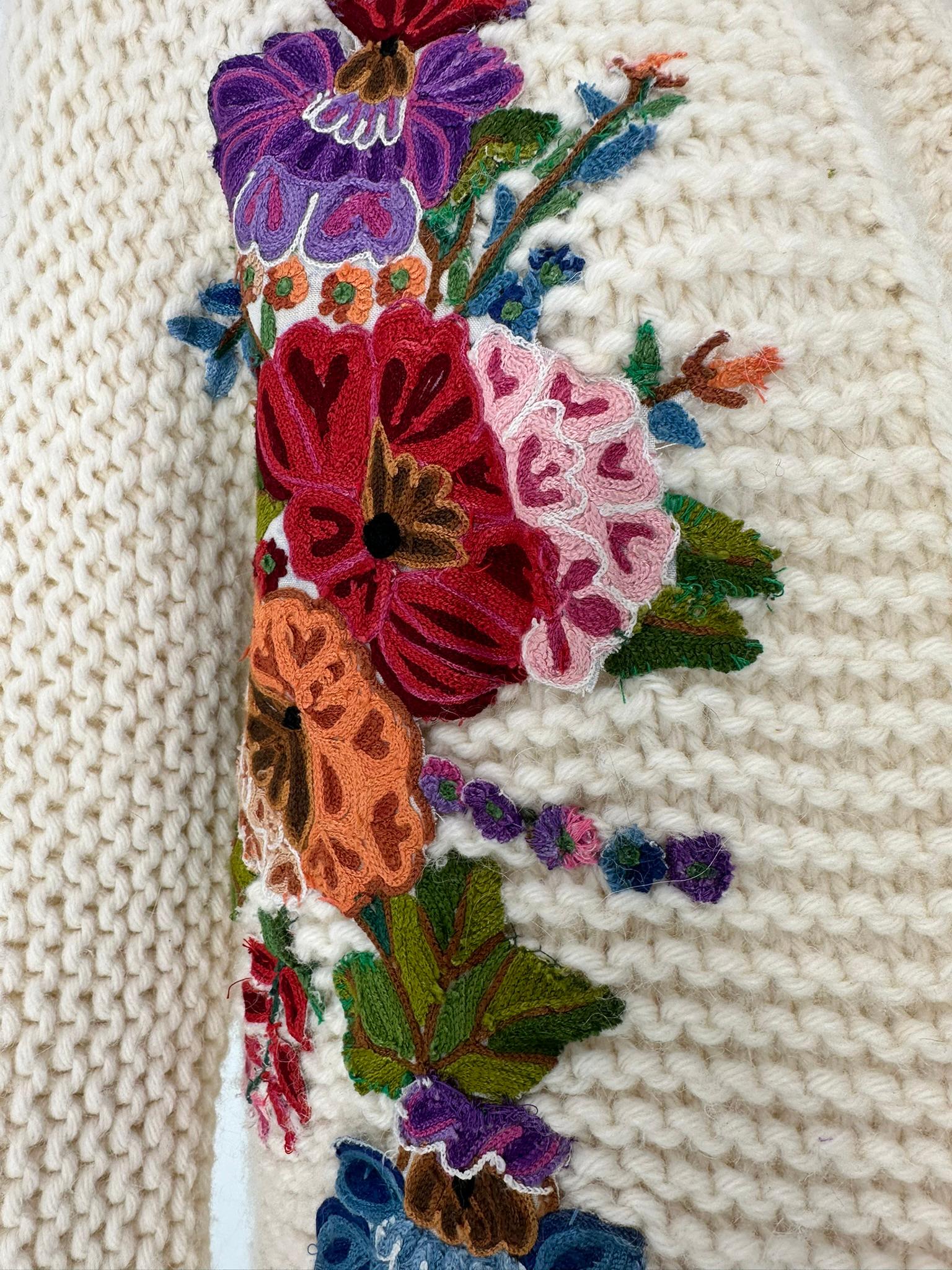 Maglione d'epoca lavorato a mano a maglia con applique floreali a un bottone 1960 S.I.M. in vendita 7