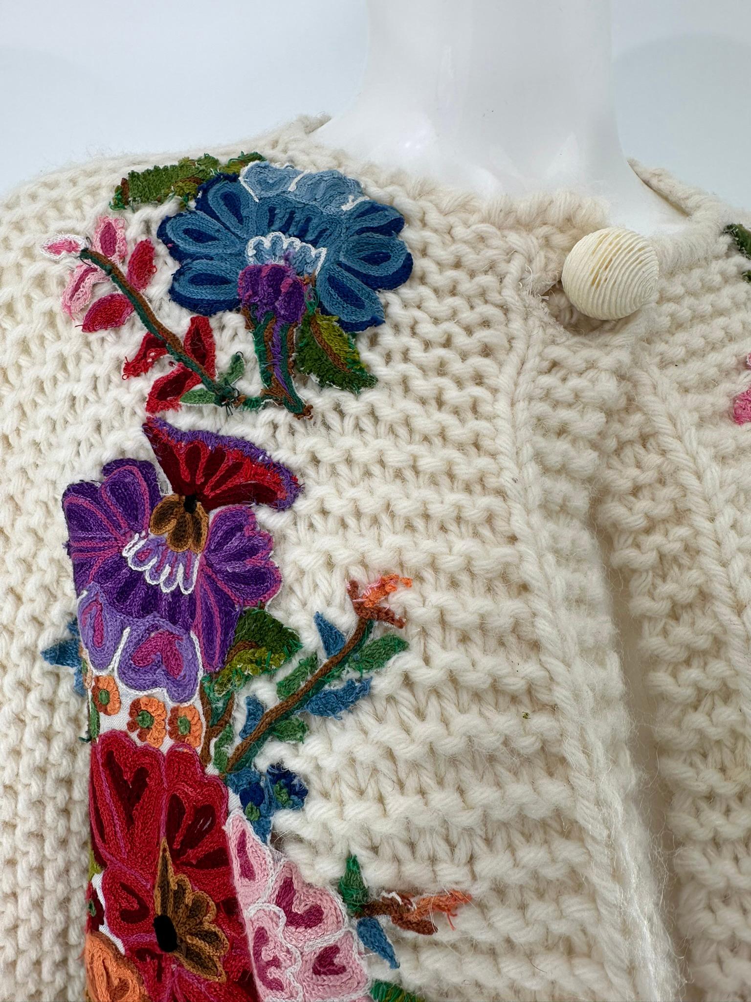Maglione d'epoca lavorato a mano a maglia con applique floreali a un bottone 1960 S.I.M. in vendita 8