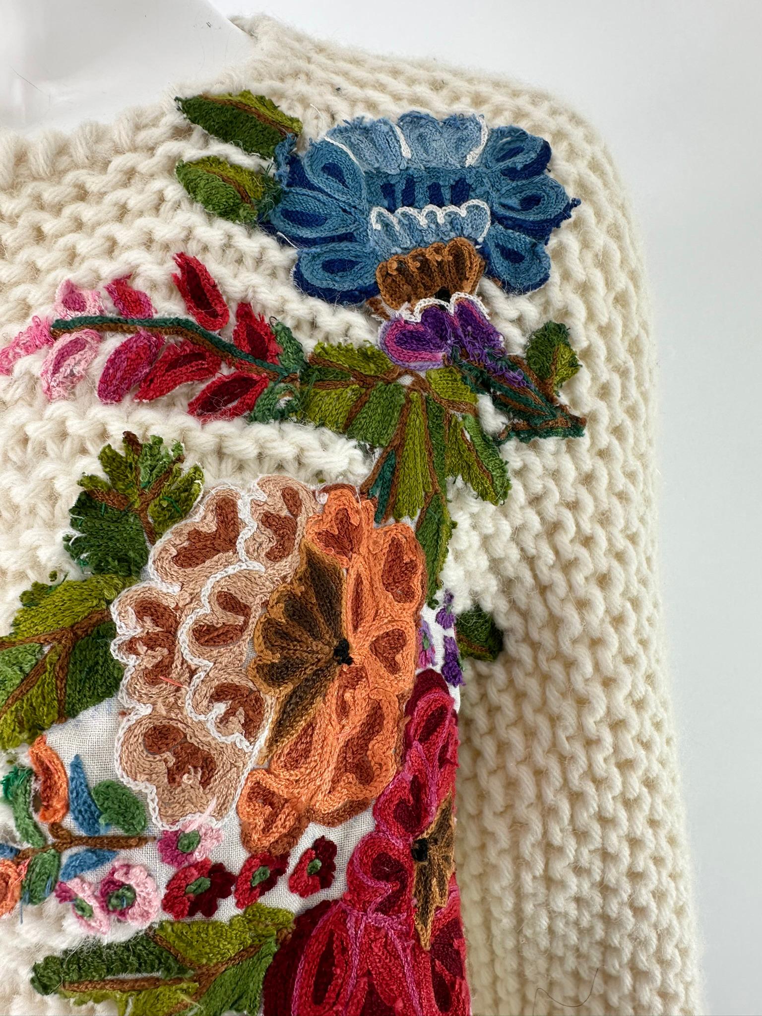 Maglione d'epoca lavorato a mano a maglia con applique floreali a un bottone 1960 S.I.M. in vendita 9