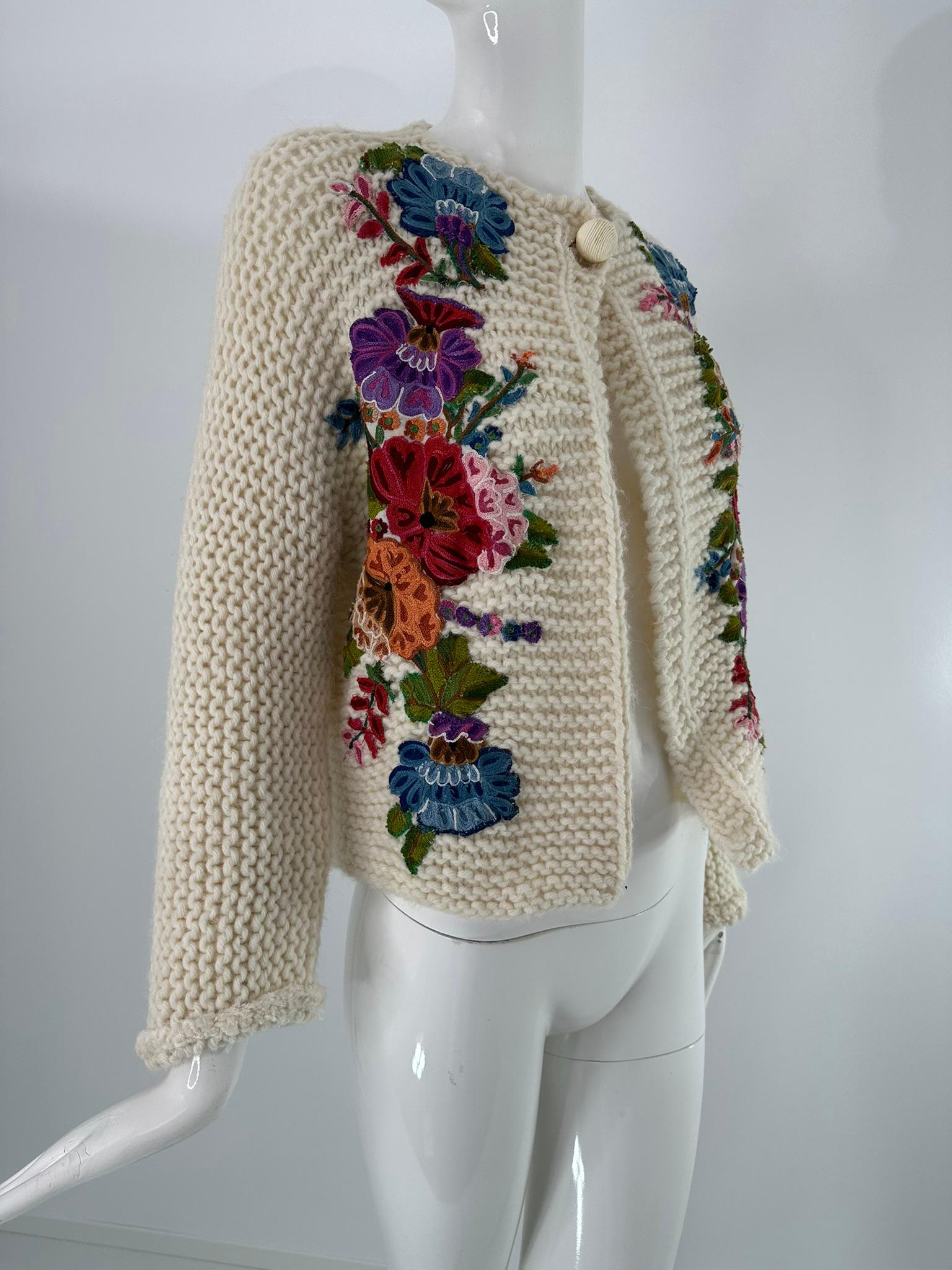 Grigio Maglione d'epoca lavorato a mano a maglia con applique floreali a un bottone 1960 S.I.M. in vendita