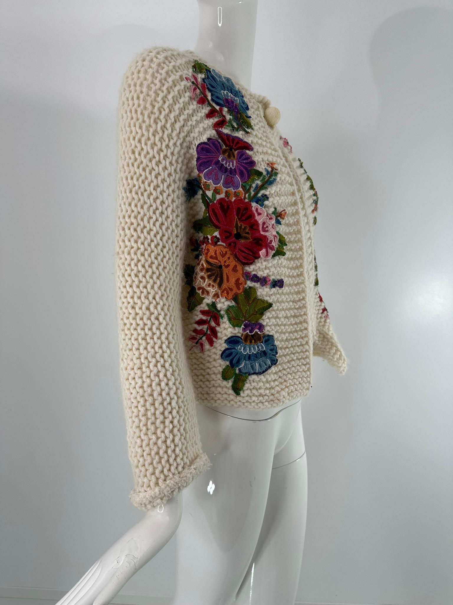 Maglione d'epoca lavorato a mano a maglia con applique floreali a un bottone 1960 S.I.M. In condizioni buone in vendita a West Palm Beach, FL