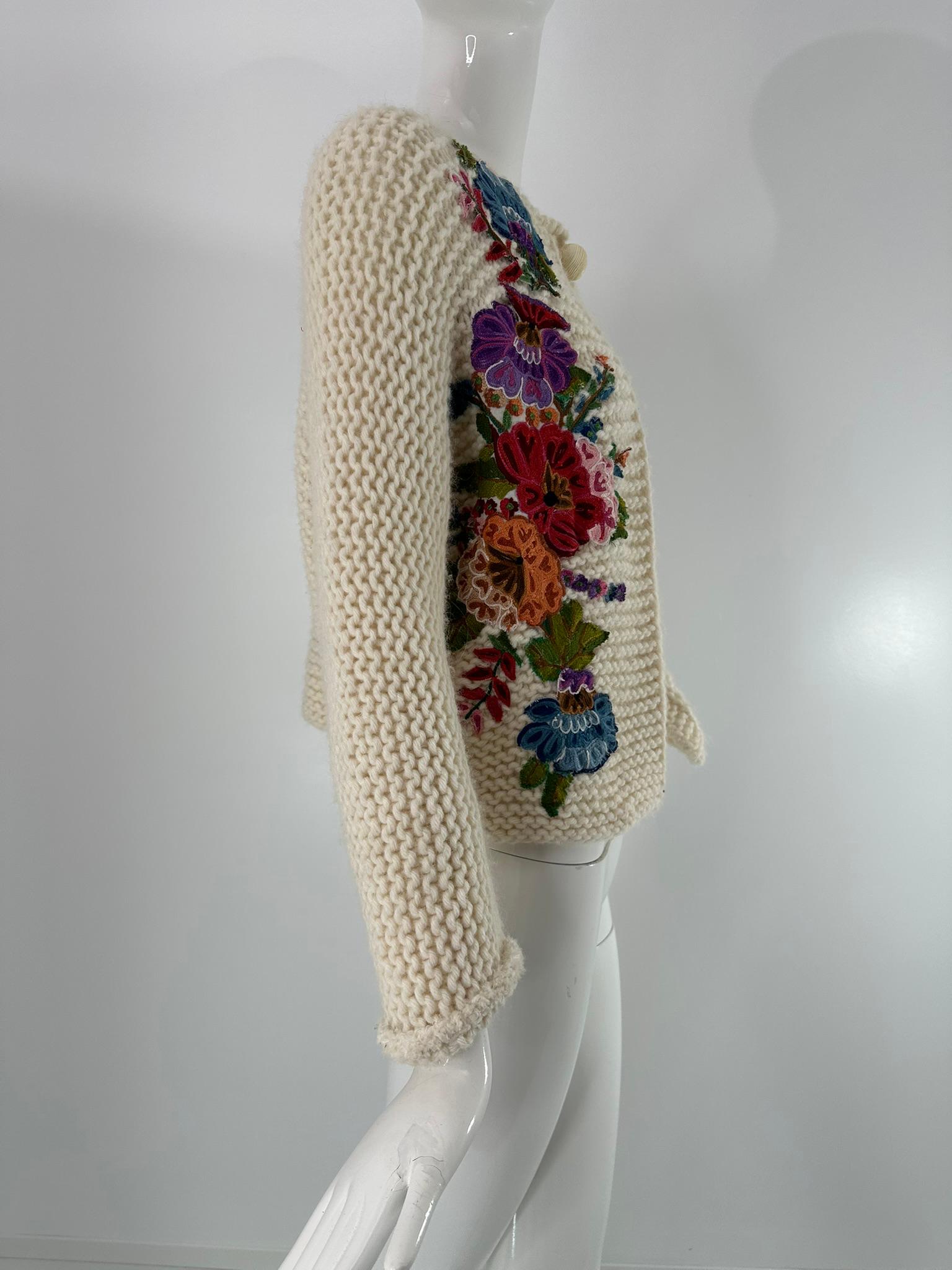 Donna Maglione d'epoca lavorato a mano a maglia con applique floreali a un bottone 1960 S.I.M. in vendita