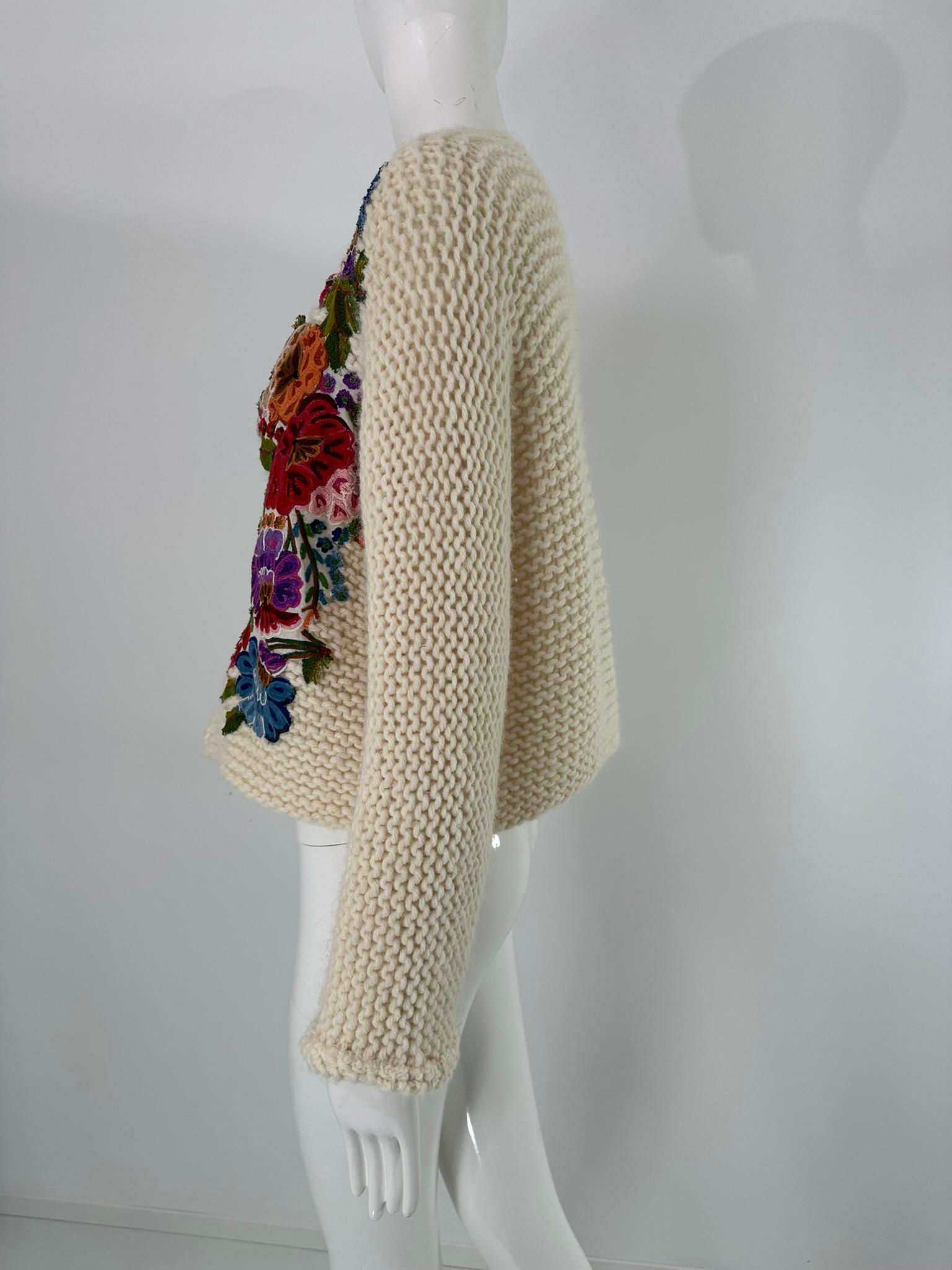 Maglione d'epoca lavorato a mano a maglia con applique floreali a un bottone 1960 S.I.M. in vendita 3