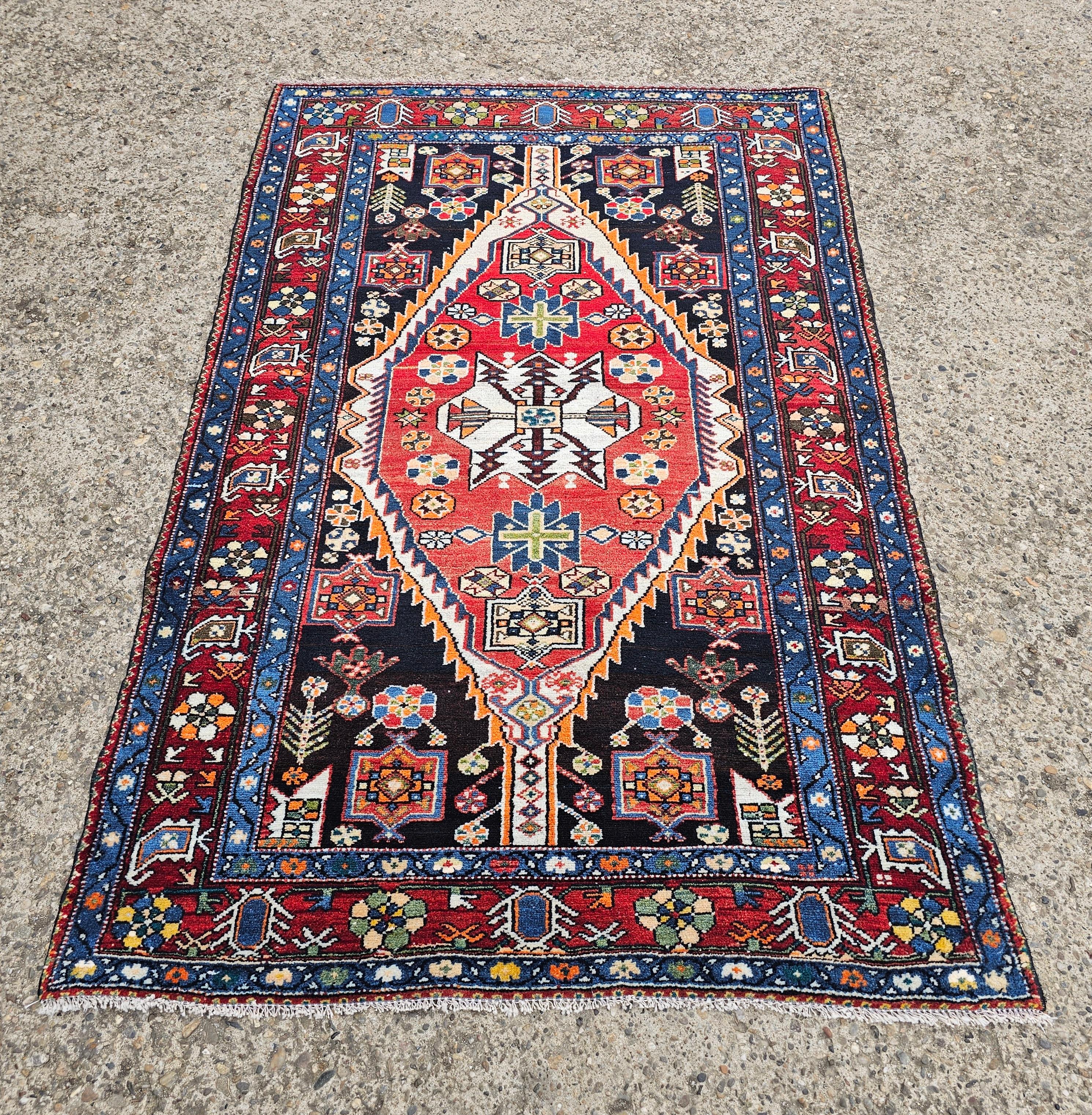 Vous trouverez dans cette annonce un superbe tapis persan Saveh vintage. Noué à la main, laine sur base de coton. Le tapis est en très bon état vintage, teint dans des couleurs naturelles. Les couleurs sont légèrement délavées en raison de l'âge du