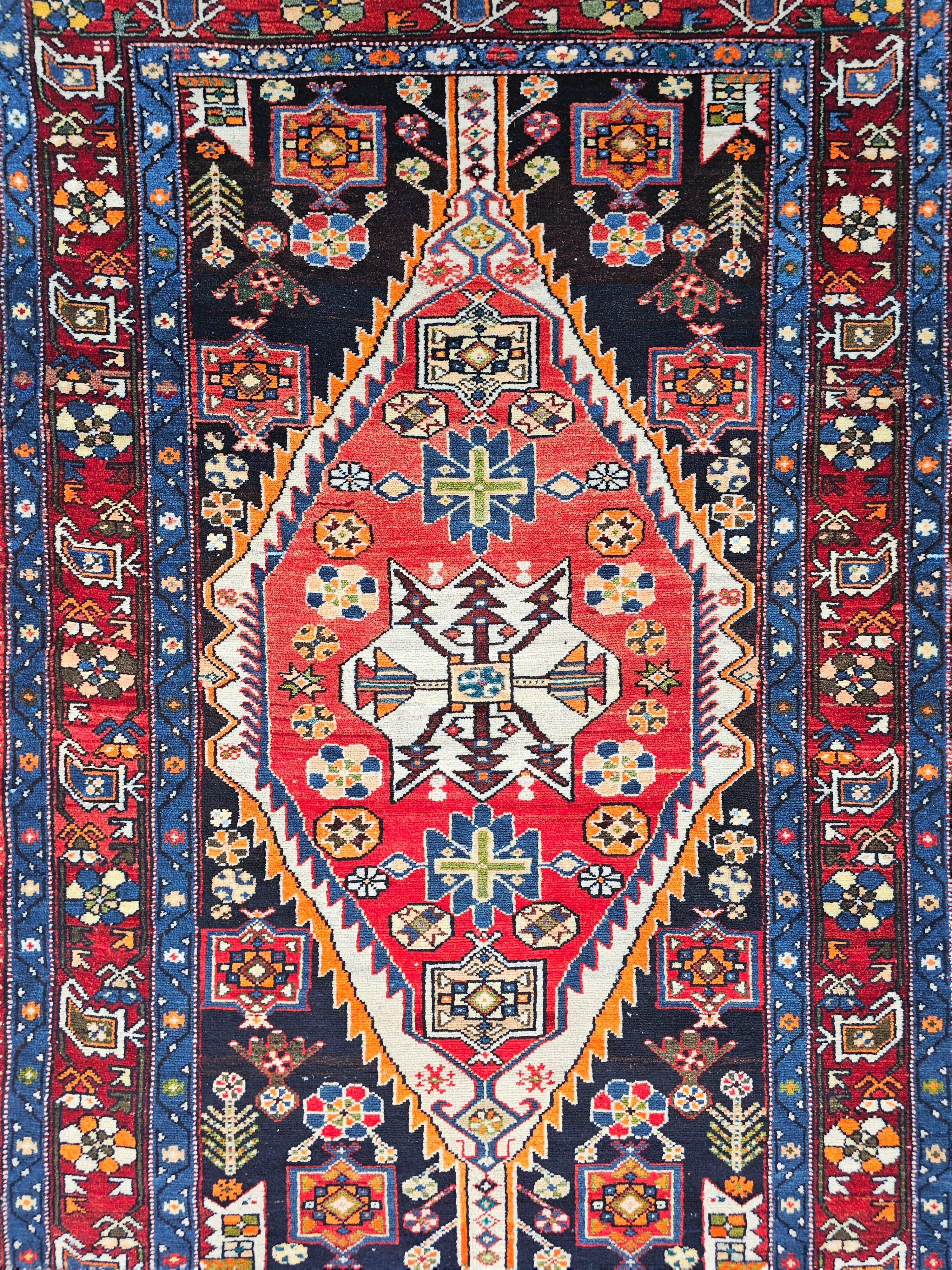 Tribal Tapis persan Saveh noué à la main, province de Markazi, Iran, années 1940 en vente