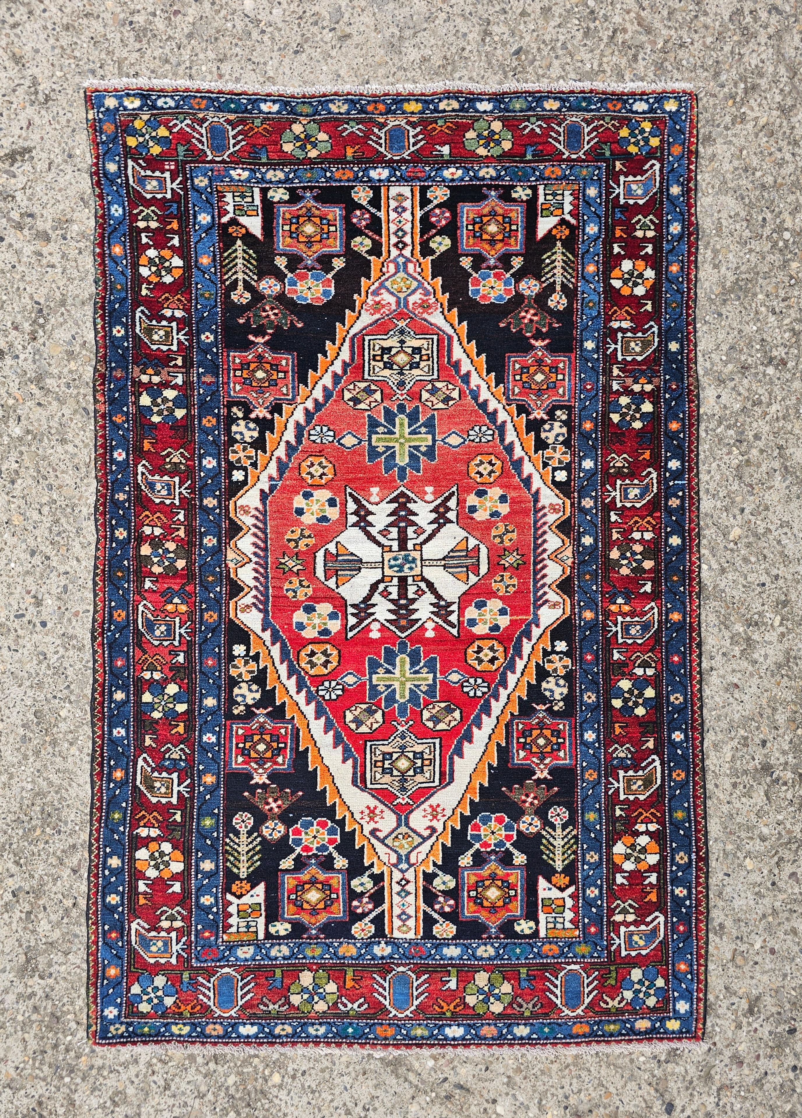 Perse Tapis persan Saveh noué à la main, province de Markazi, Iran, années 1940 en vente