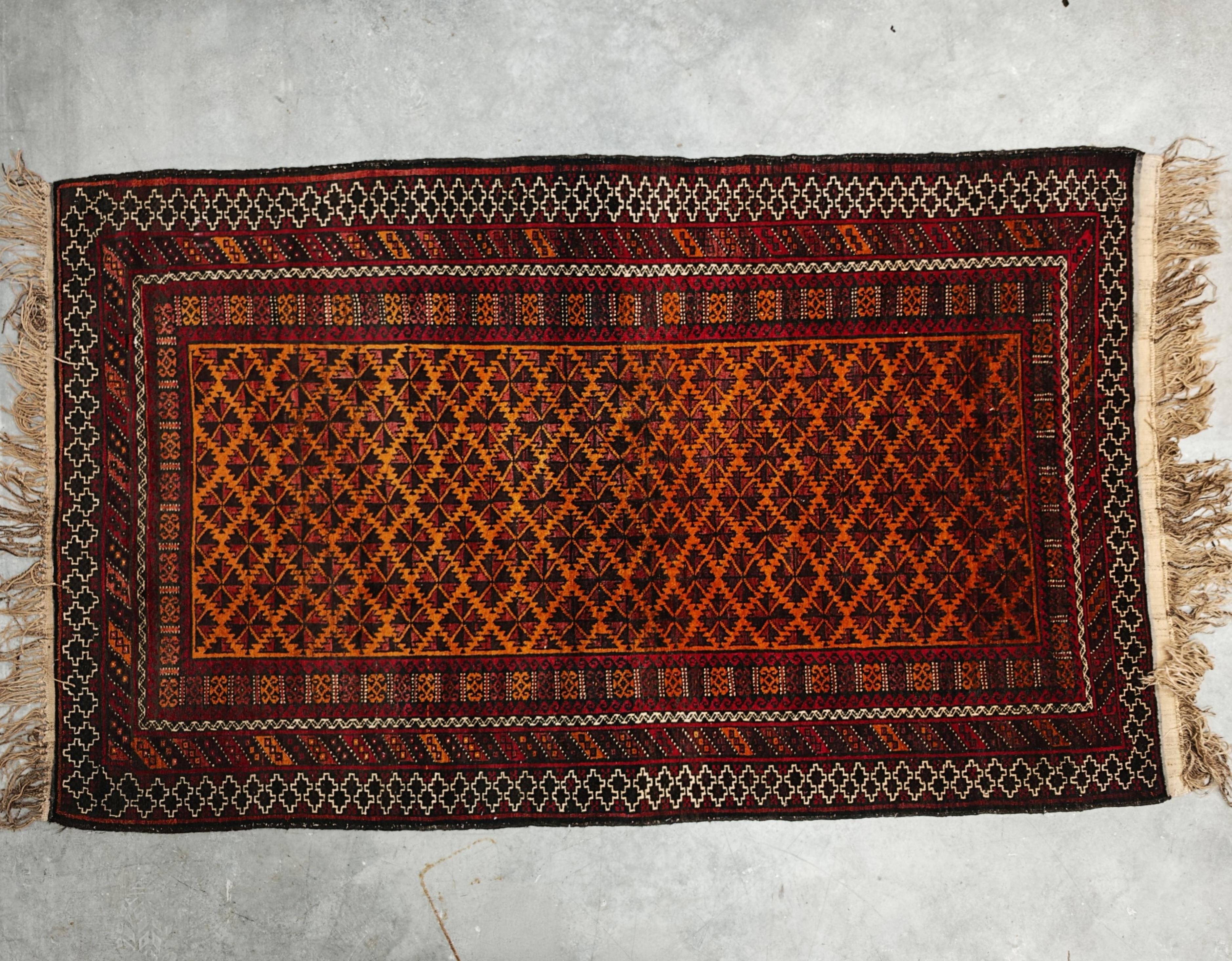Dans cette annonce, vous trouverez un magnifique tapis tribal vintage Afghan Baluch, présentant des motifs géométriques répétitifs, noués à la main dans des poils de bois doux. Le tapis est originaire des tribus baloutches (Baloch) de la région du