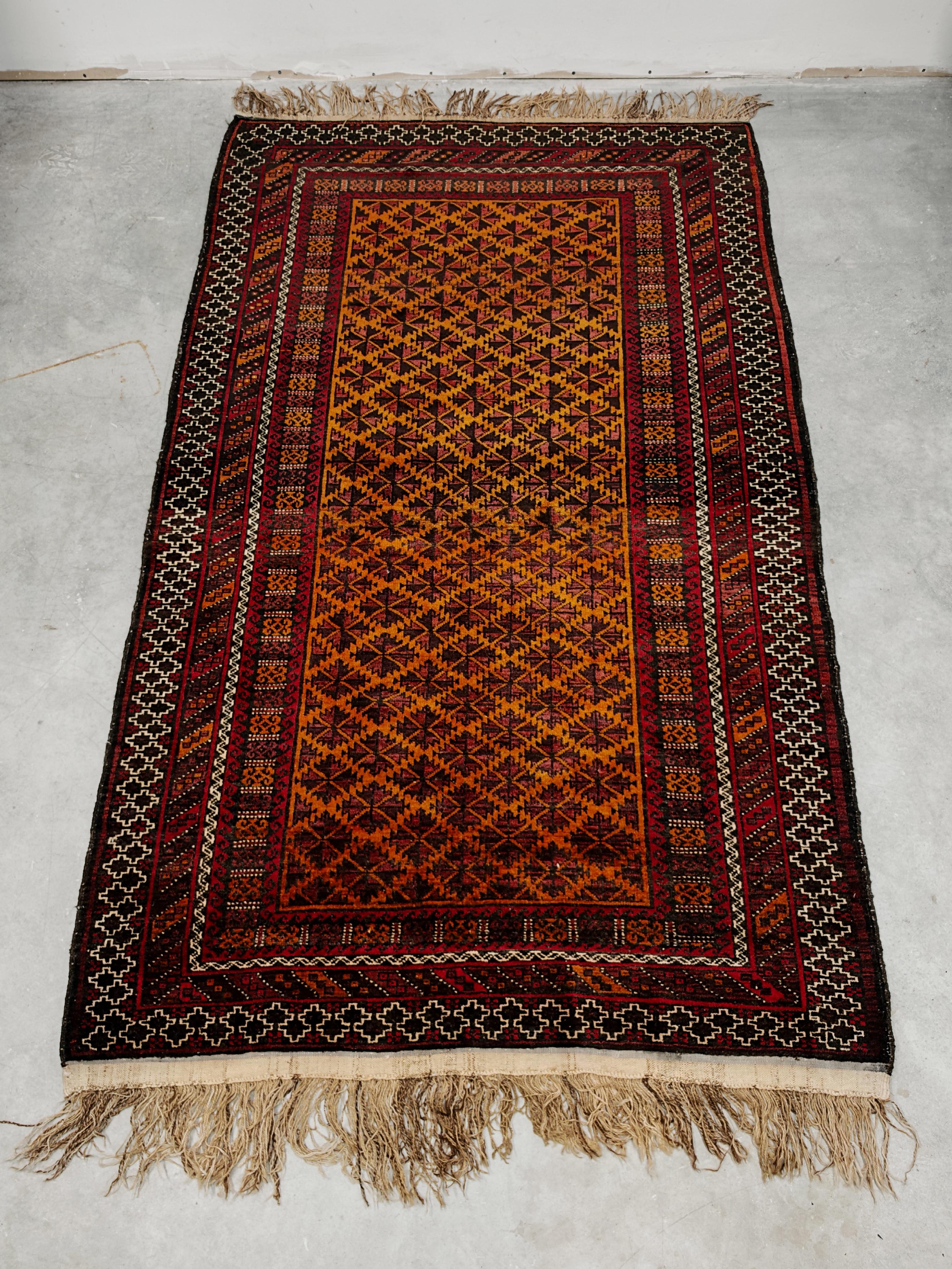 Tapis vintage noué à la main Baluchs, motif géométrique, teintures naturelles, Afghanistan Bon état - En vente à Beograd, RS