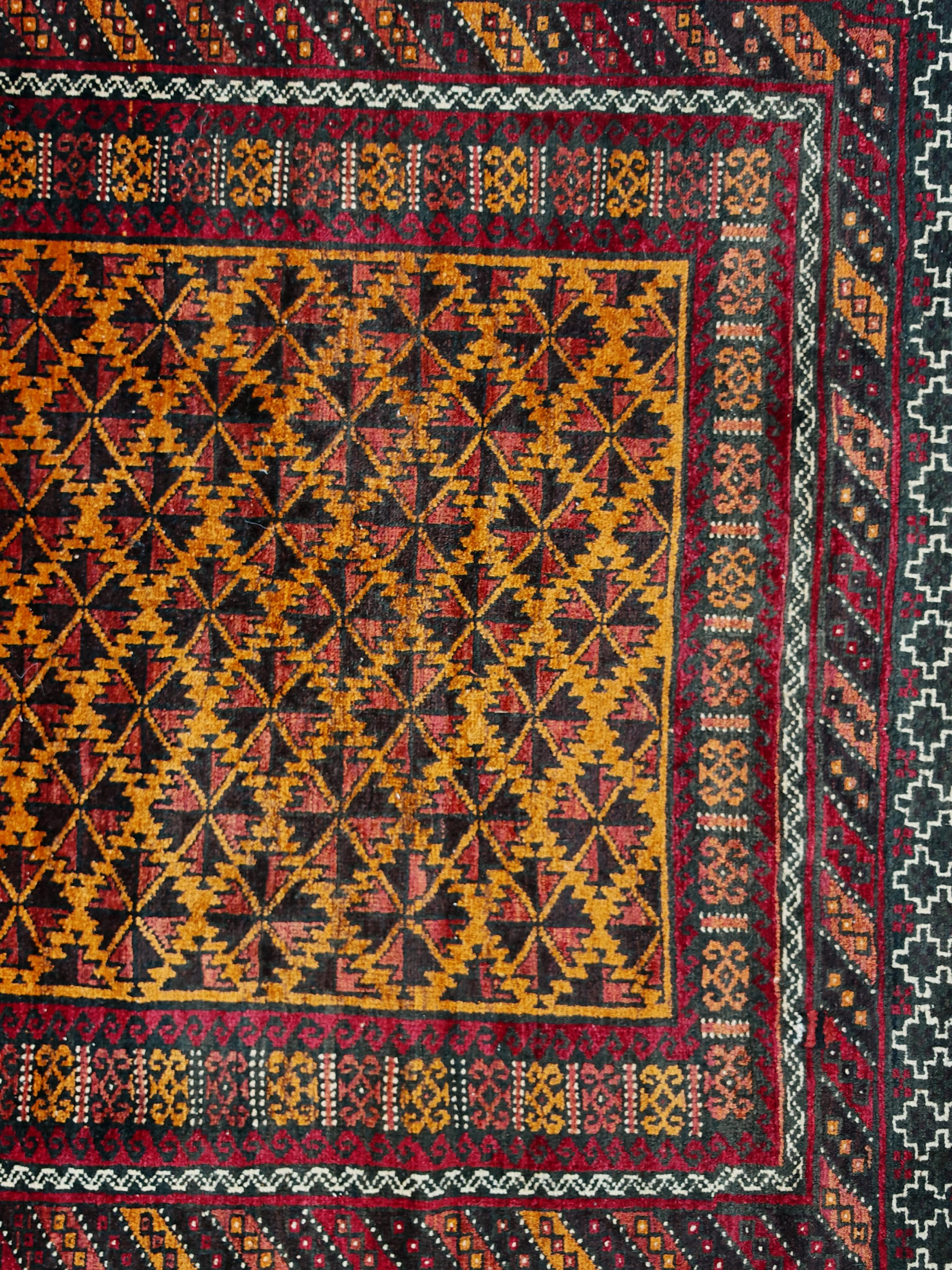 Tapis vintage noué à la main Baluchs, motif géométrique, teintures naturelles, Afghanistan en vente 1