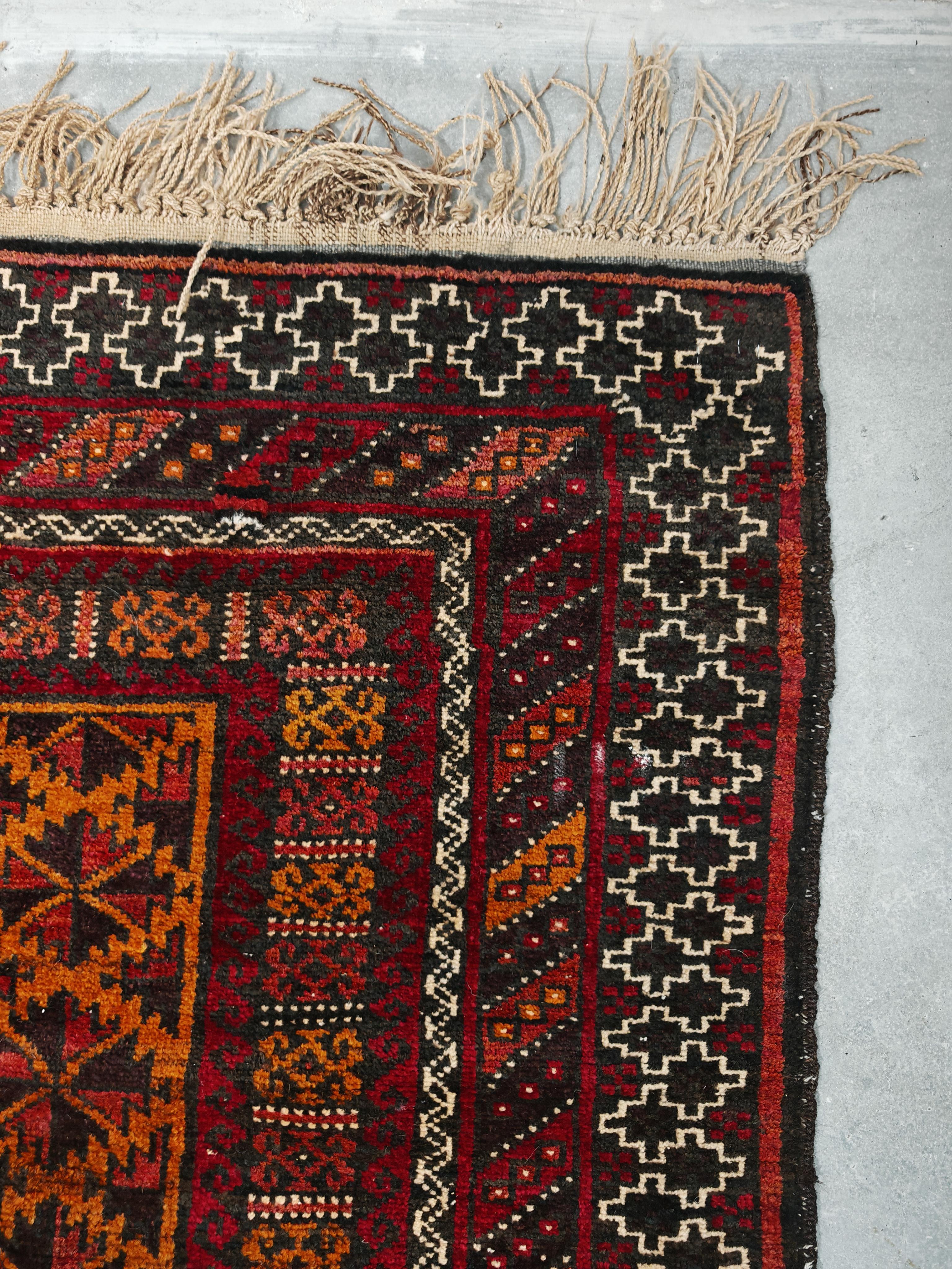 Tapis vintage noué à la main Baluchs, motif géométrique, teintures naturelles, Afghanistan en vente 2