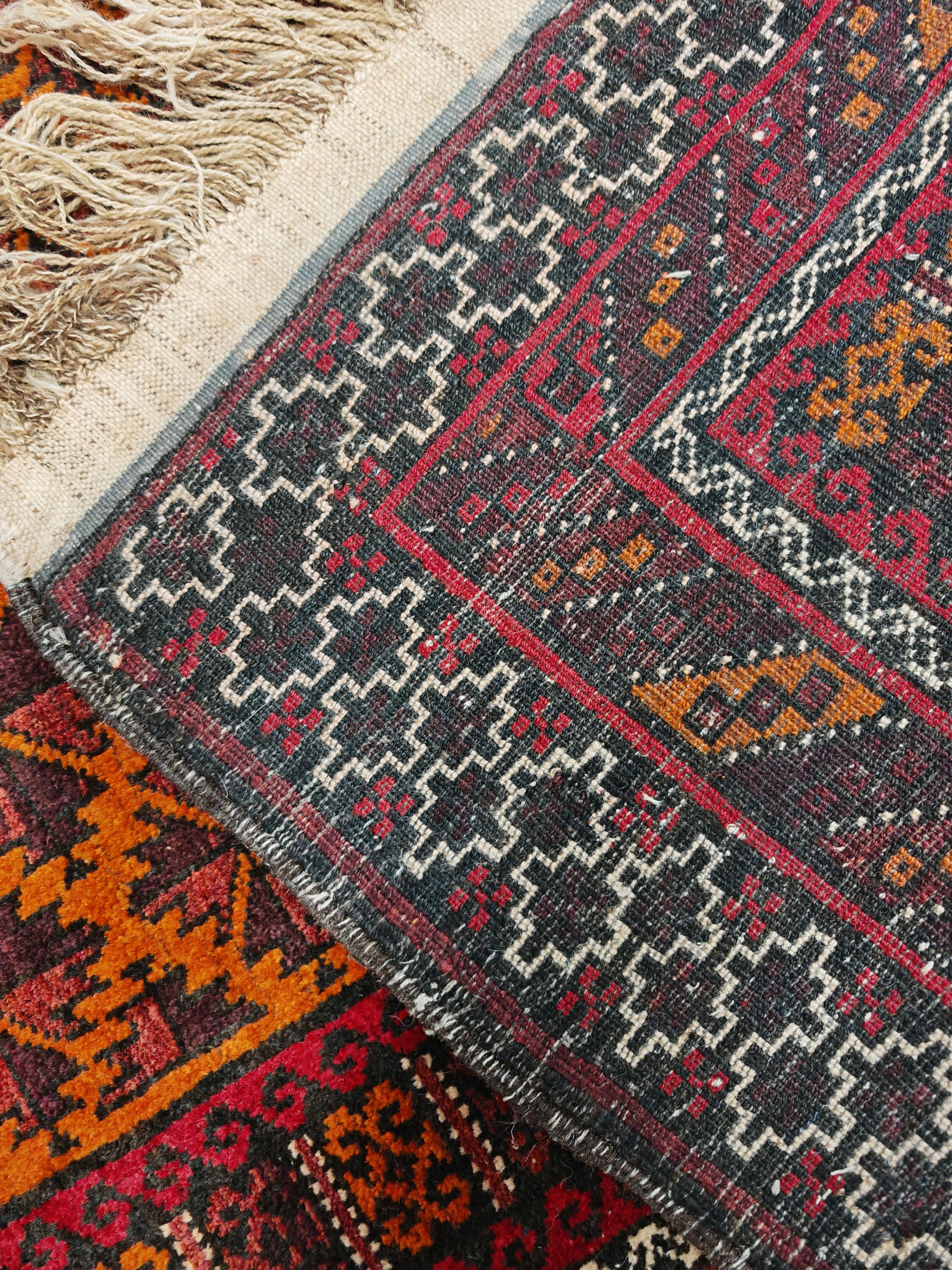 Tapis vintage noué à la main Baluchs, motif géométrique, teintures naturelles, Afghanistan en vente 3
