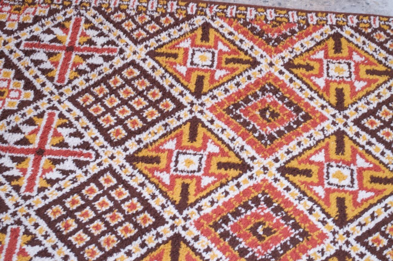 Tribal Vieux tapis tribal berbère en laine noué à la main en vente