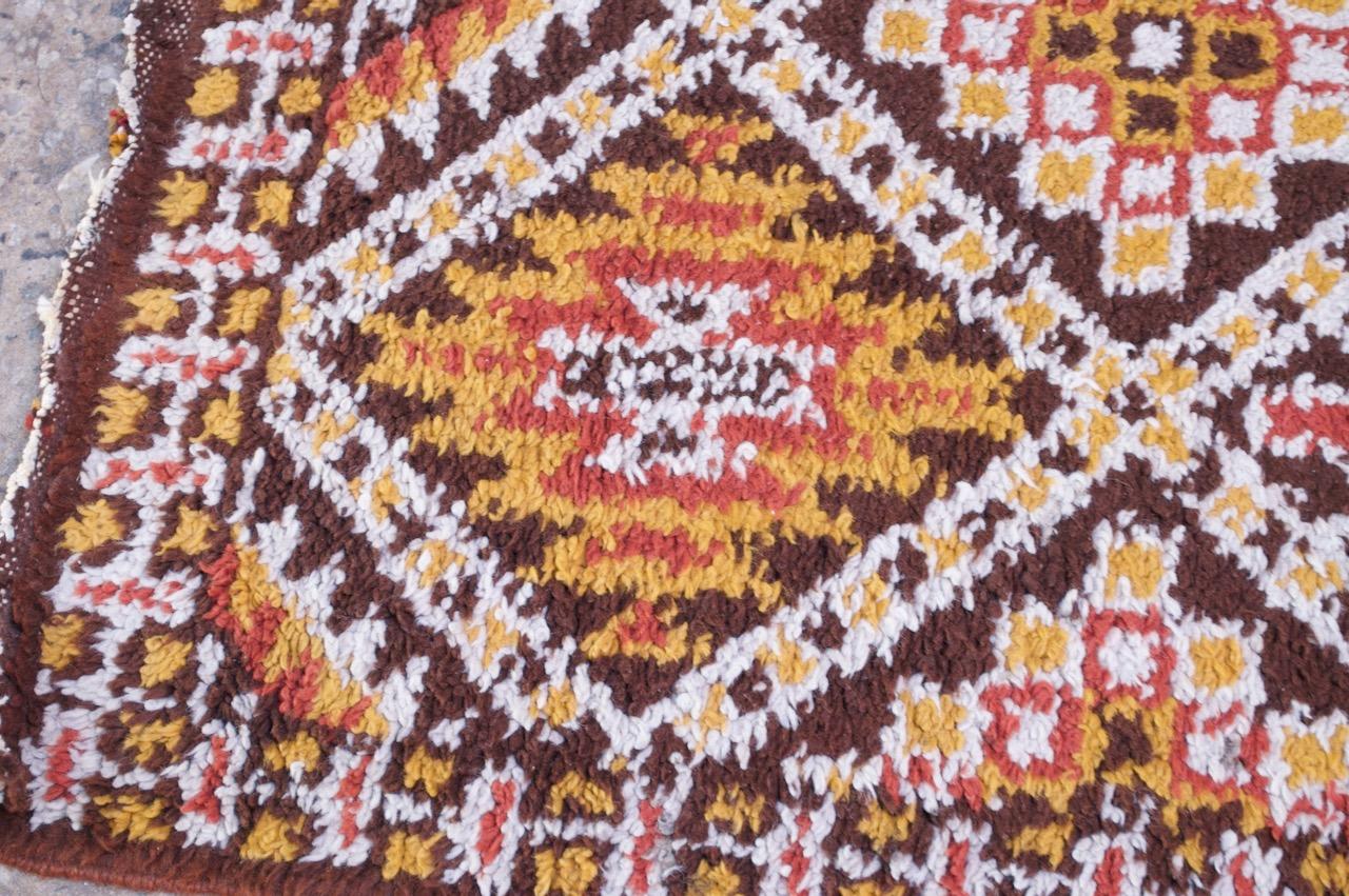 Vieux tapis tribal berbère en laine noué à la main en vente 2