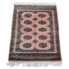 Handgeknüpfter Bokhara-Teppich im Vintage-Stil in sehr seltenem Pulverrosa, Pakistan 1950er Jahre