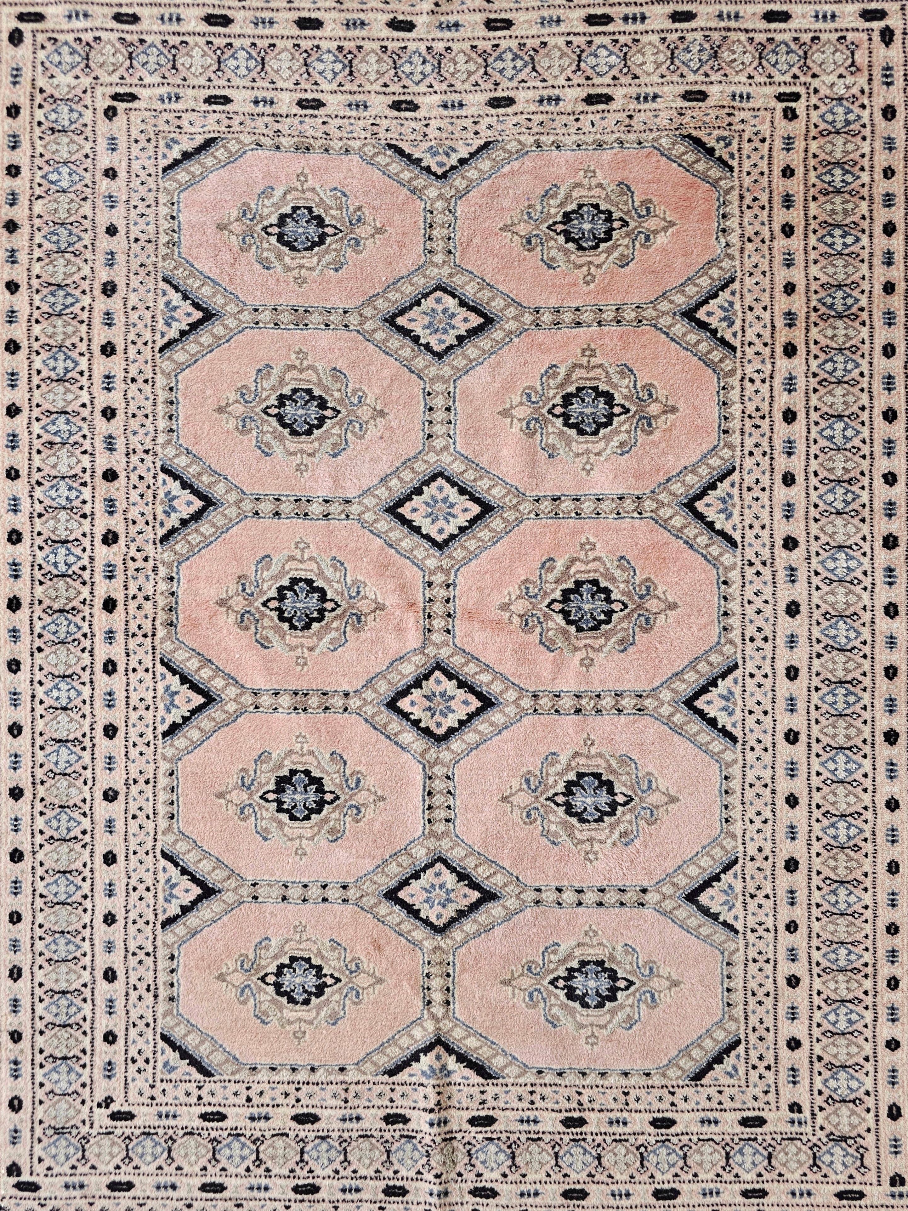 Handgeknüpfter Bokhara-Teppich im Vintage-Stil in sehr seltenem pulverrosa Farbton, Pakistan 1950er Jahre (Stammeskunst) im Angebot