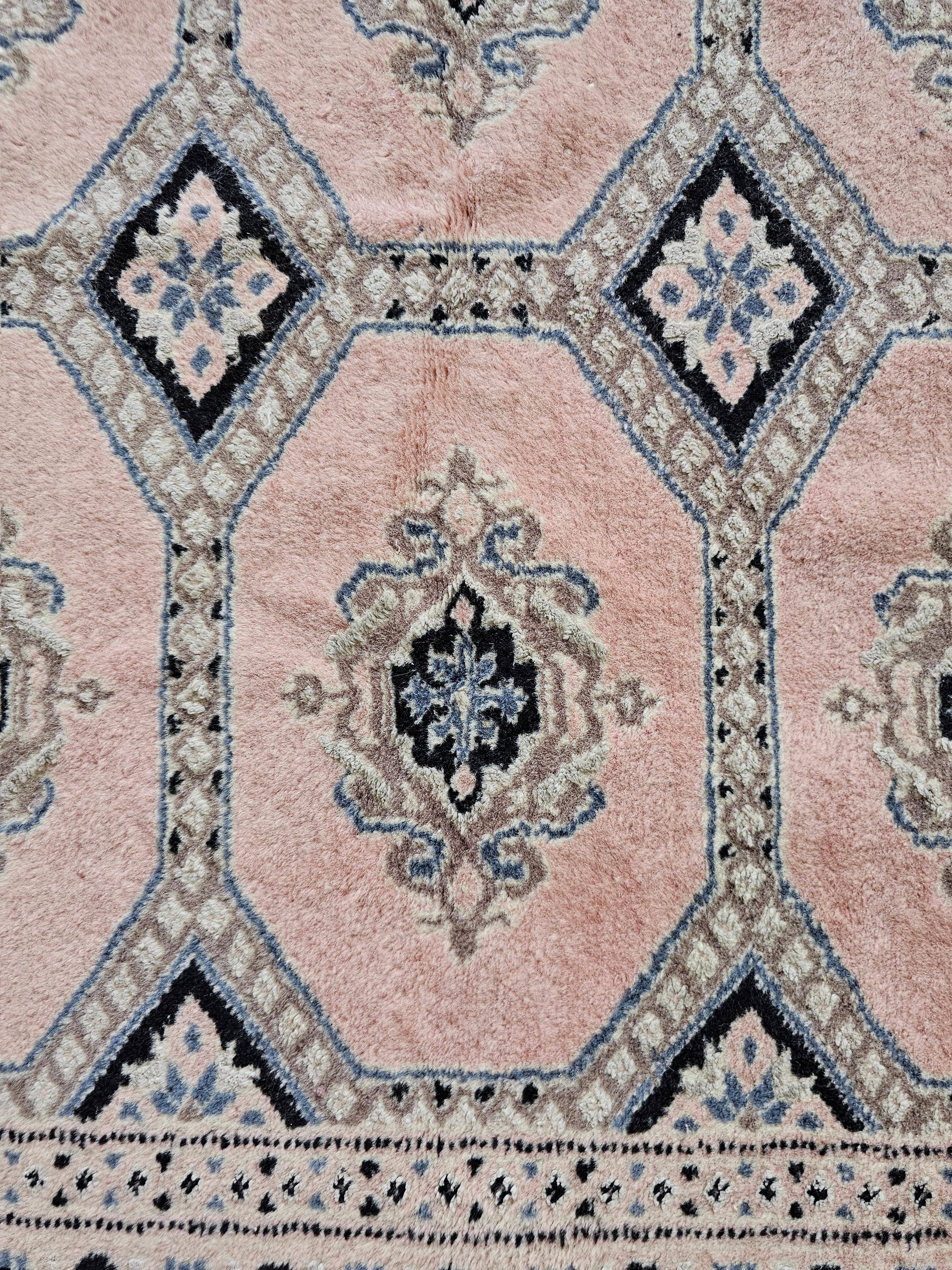 Handgeknüpfter Bokhara-Teppich im Vintage-Stil in sehr seltenem pulverrosa Farbton, Pakistan 1950er Jahre (Pakistanisch) im Angebot