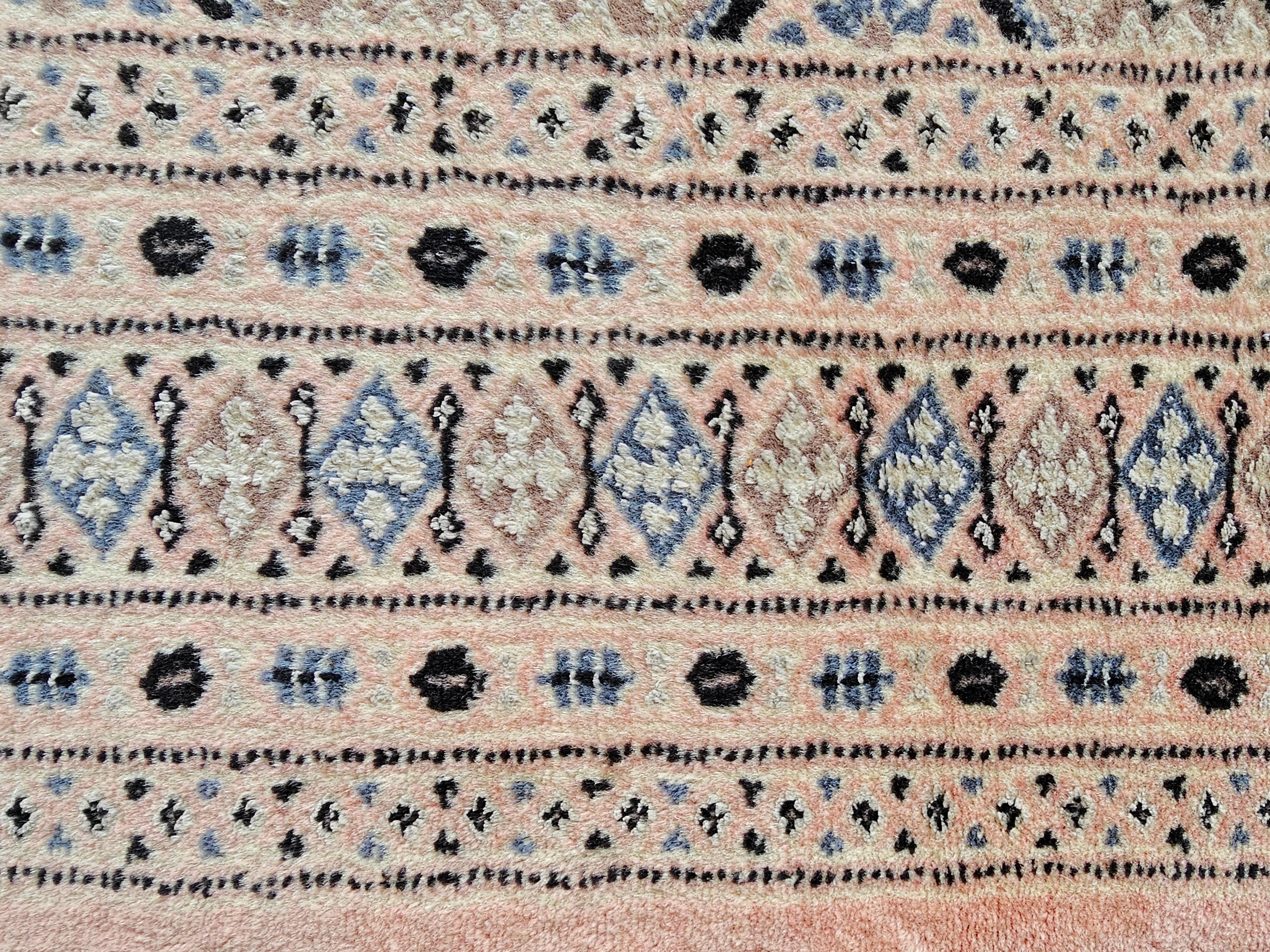 Handgeknüpfter Bokhara-Teppich im Vintage-Stil in sehr seltenem pulverrosa Farbton, Pakistan 1950er Jahre im Zustand „Gut“ im Angebot in Beograd, RS