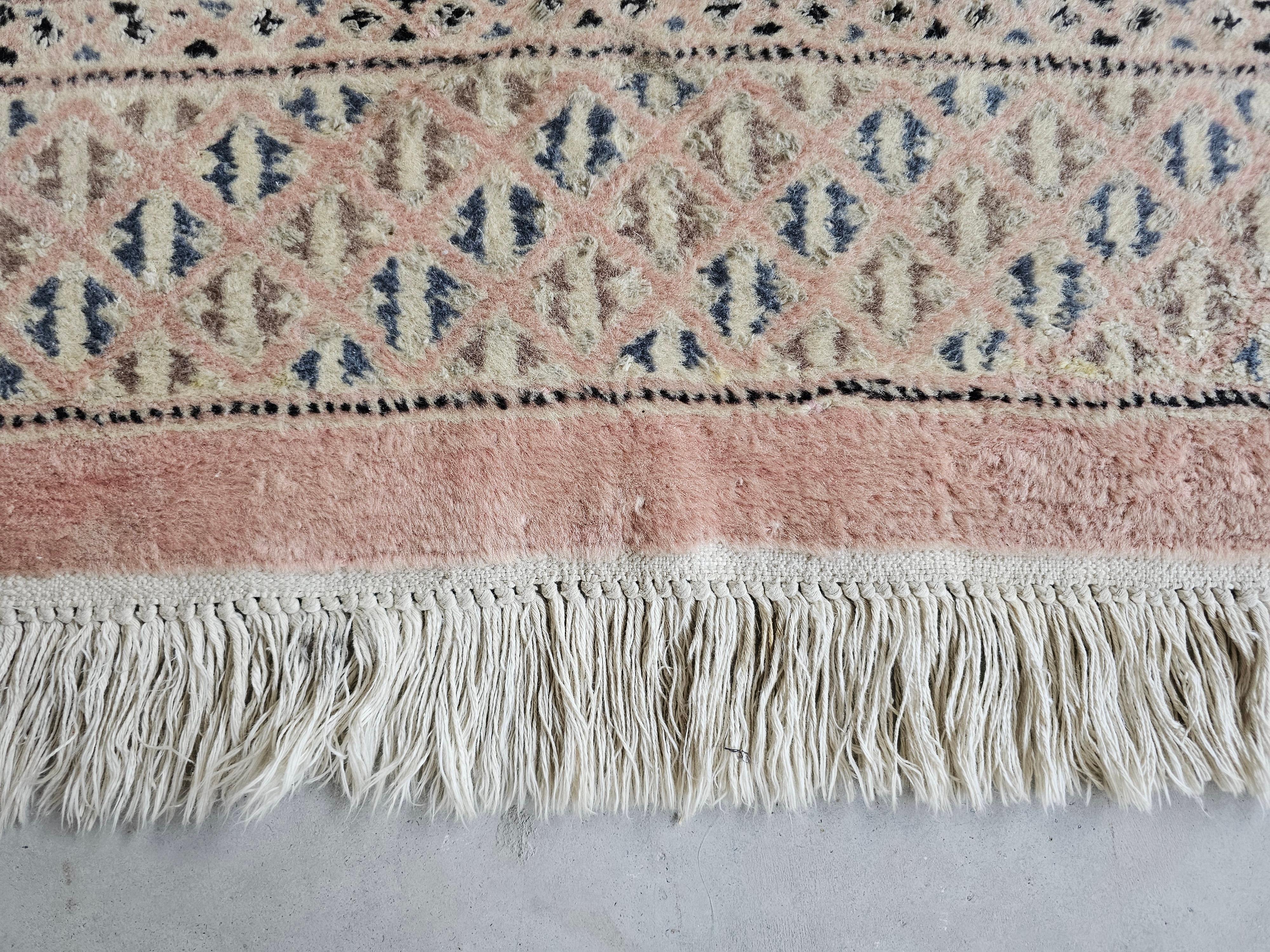 Handgeknüpfter Bokhara-Teppich im Vintage-Stil in sehr seltenem pulverrosa Farbton, Pakistan 1950er Jahre (Mitte des 20. Jahrhunderts) im Angebot