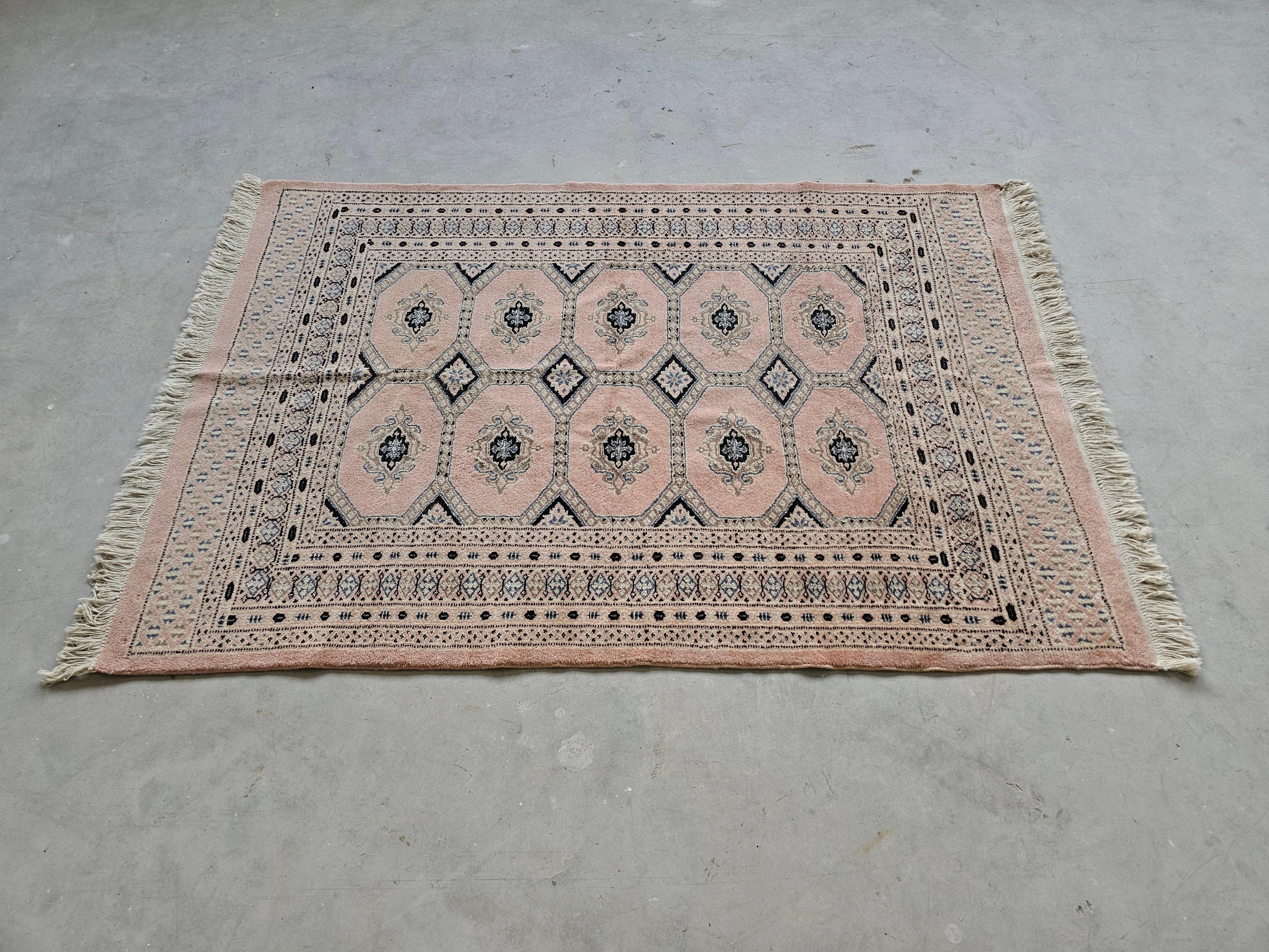 Handgeknüpfter Bokhara-Teppich im Vintage-Stil in sehr seltenem pulverrosa Farbton, Pakistan 1950er Jahre (Wolle) im Angebot