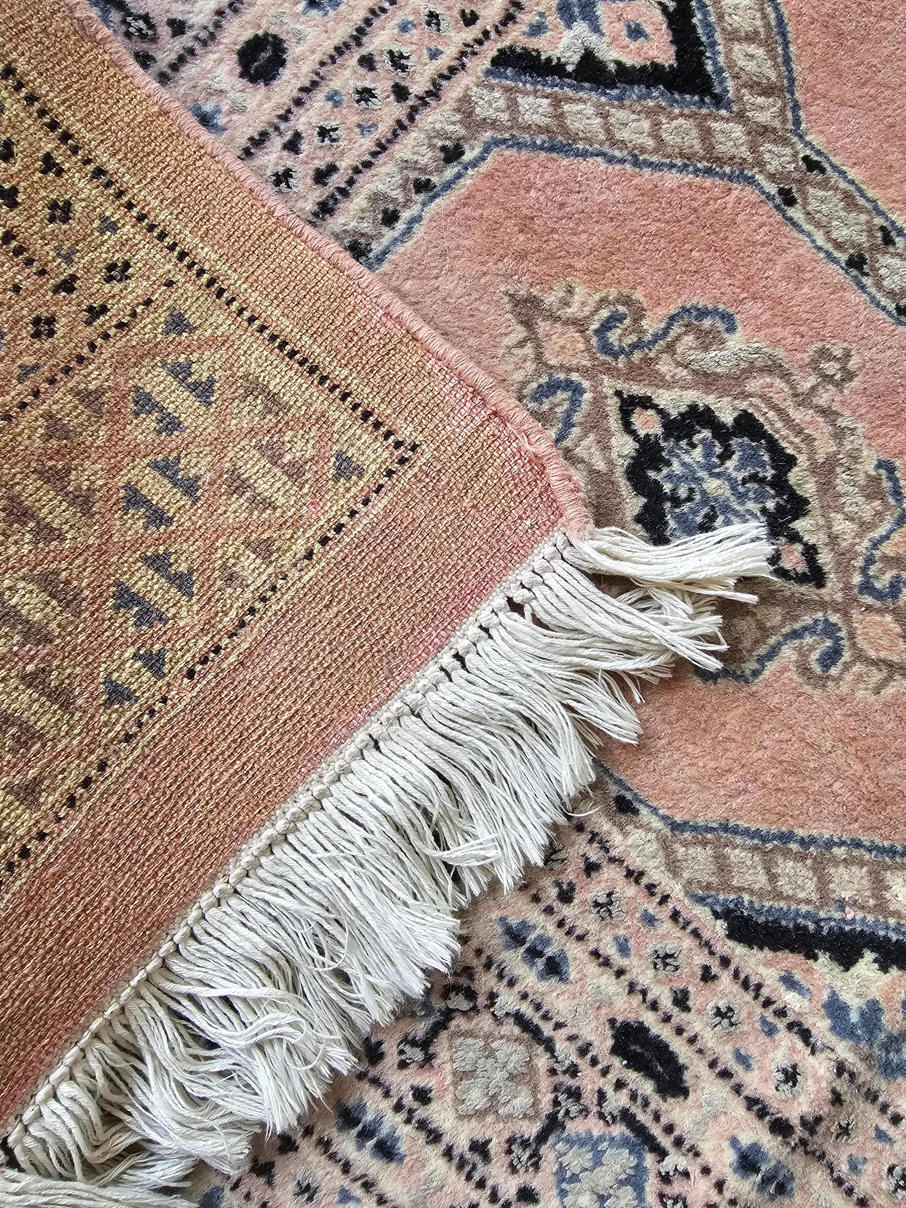 Handgeknüpfter Bokhara-Teppich im Vintage-Stil in sehr seltenem pulverrosa Farbton, Pakistan 1950er Jahre im Angebot 1